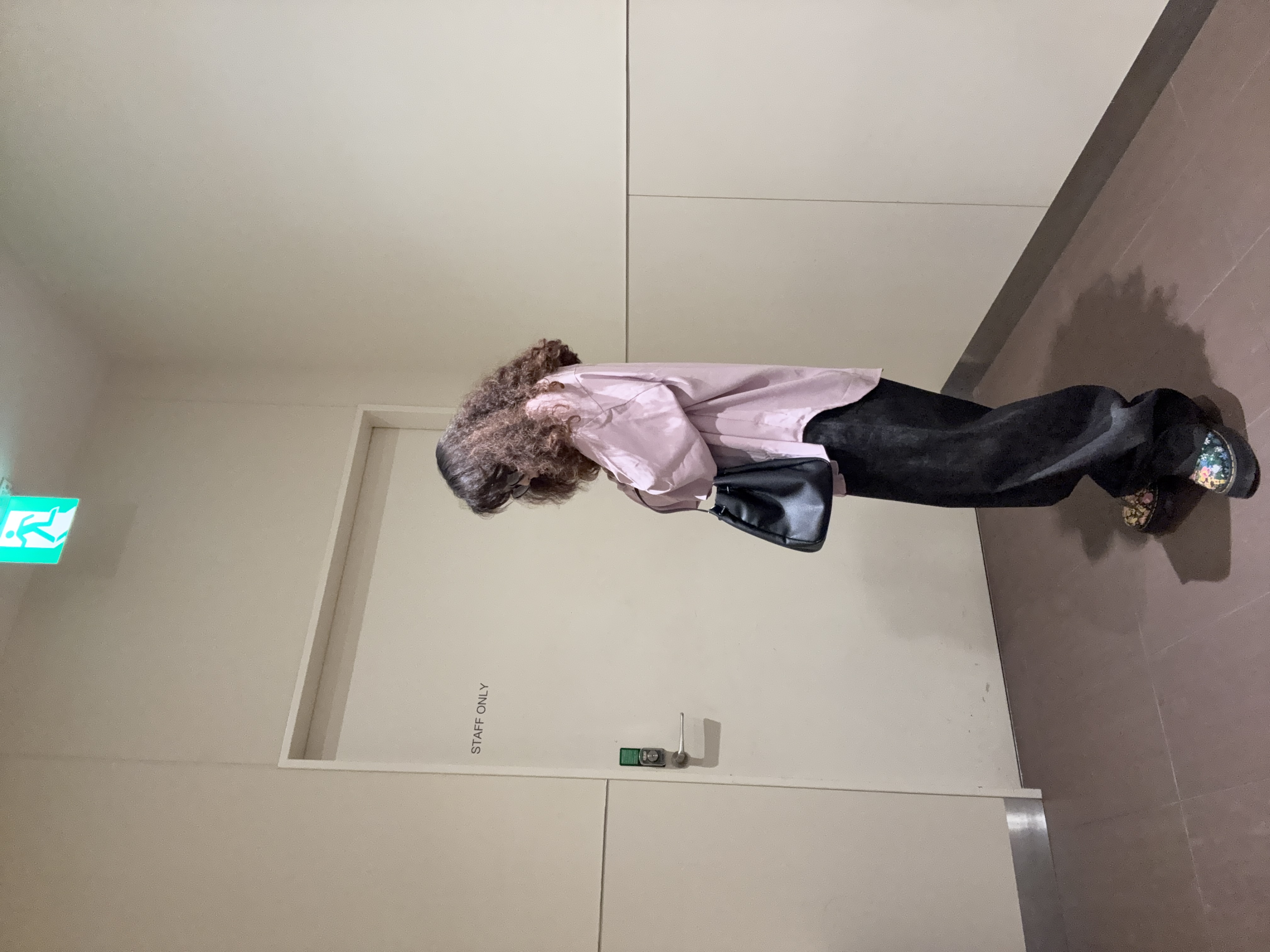 安本有里さんの「tk.TAKEO KIKUCHI｜【色褪せしにくいデニム】Comfy Fadeless Denim Seriesバレルデニム」を使ったコーディネート