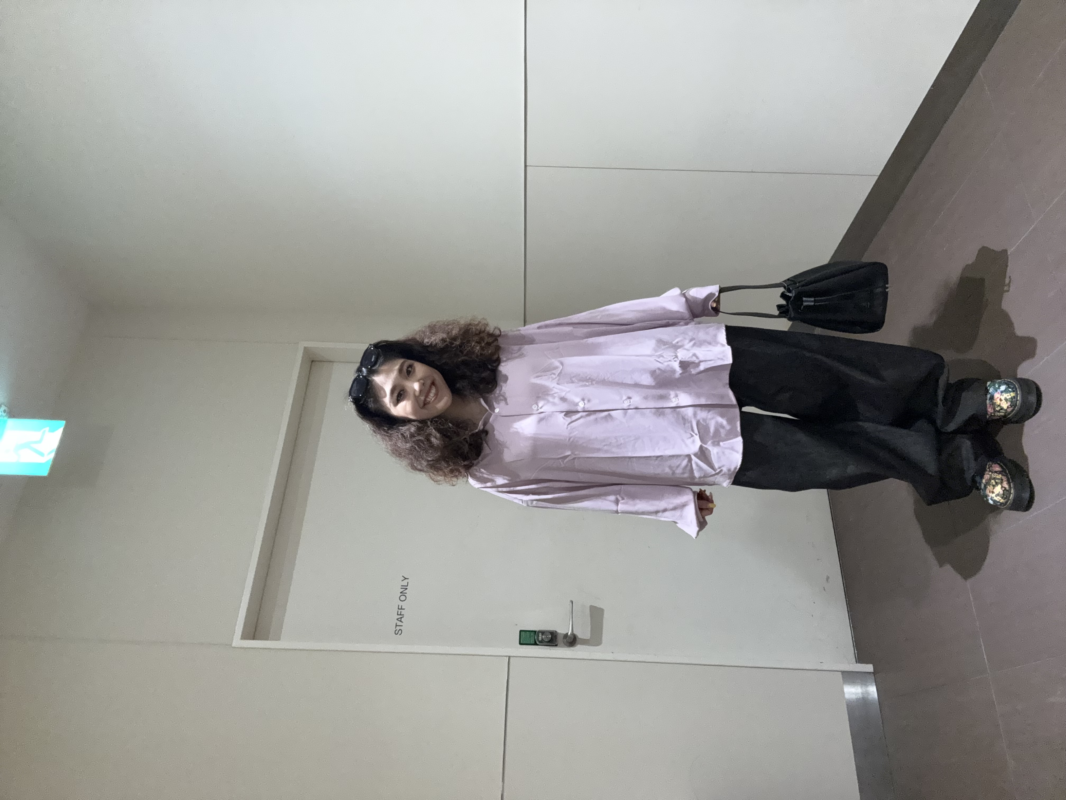 安本有里さんの「tk.TAKEO KIKUCHI｜【色褪せしにくいデニム】Comfy Fadeless Denim Seriesバレルデニム」を使ったコーディネート