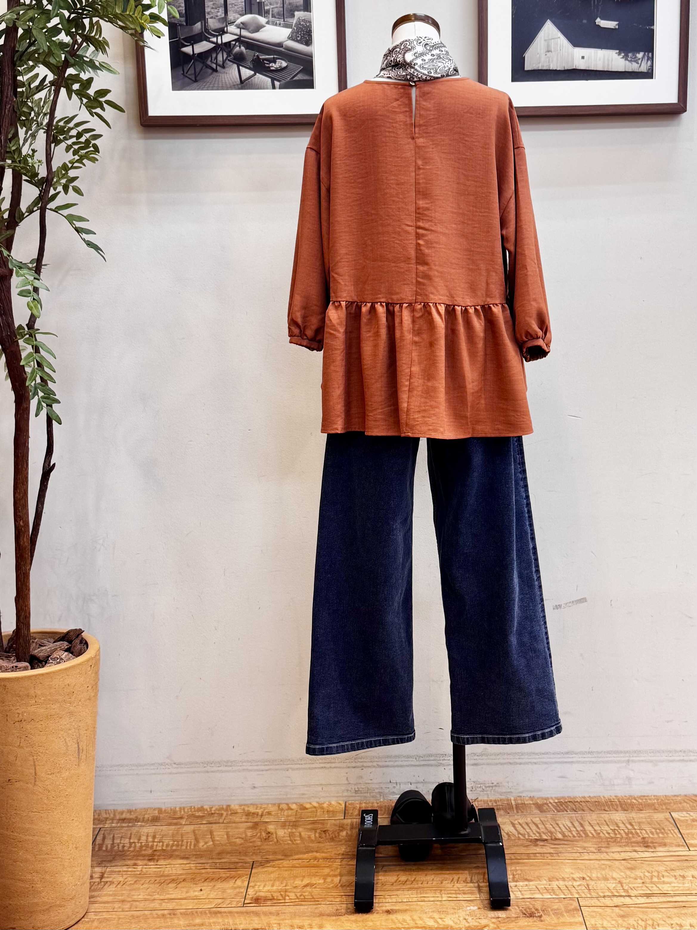 山本まどかさんの「SHOO･LA･RUE｜【S-LL/洗濯機可/体型カバー】サイドギャザーで後ろも魅せる 7分袖ペプラムブラウス」を使ったコーディネート