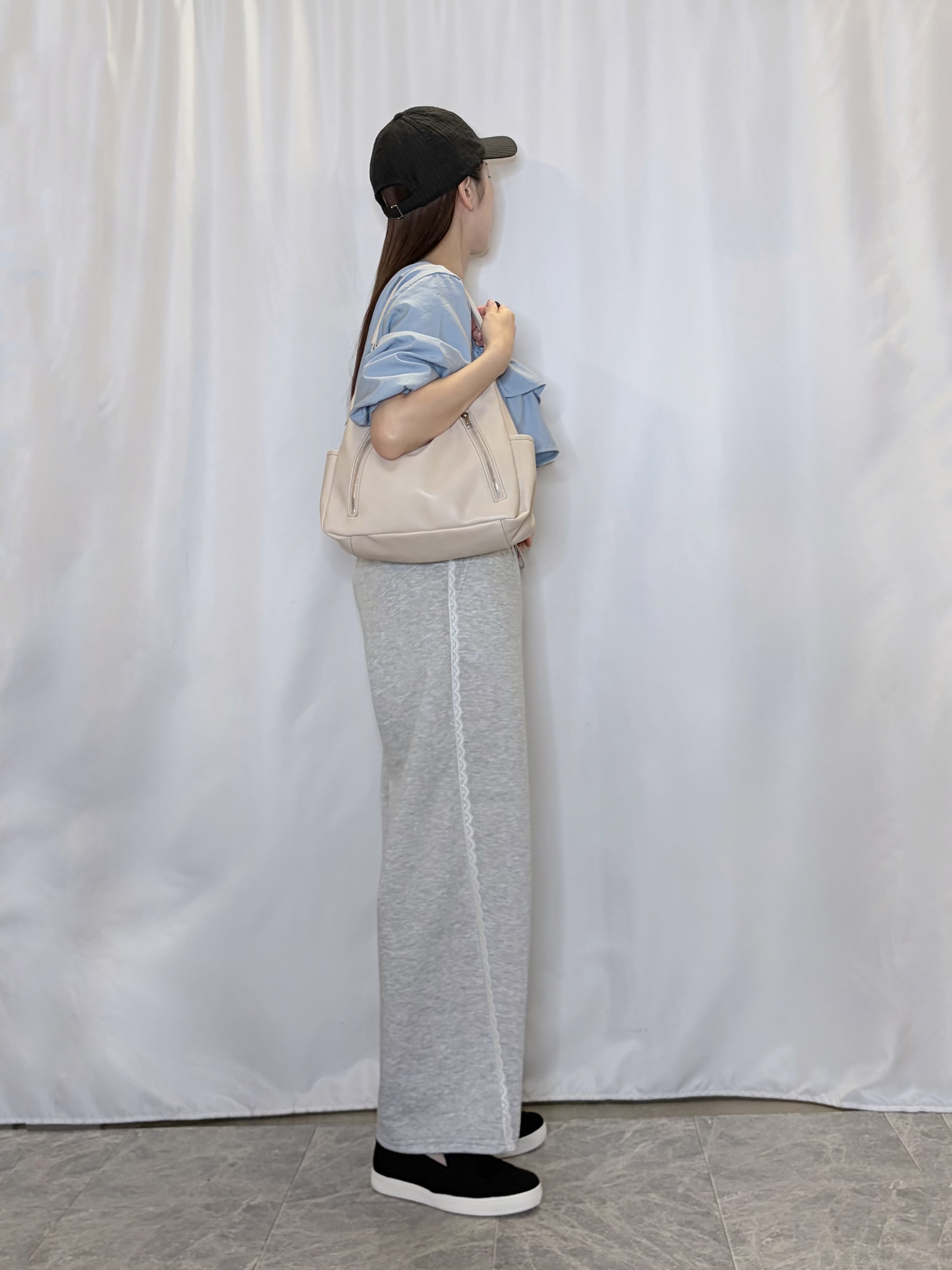 おうめさんの「SHOO･LA･RUE｜【S-LL/洗濯機可】1枚で華やか フロントティアードブラウス」を使ったコーディネート