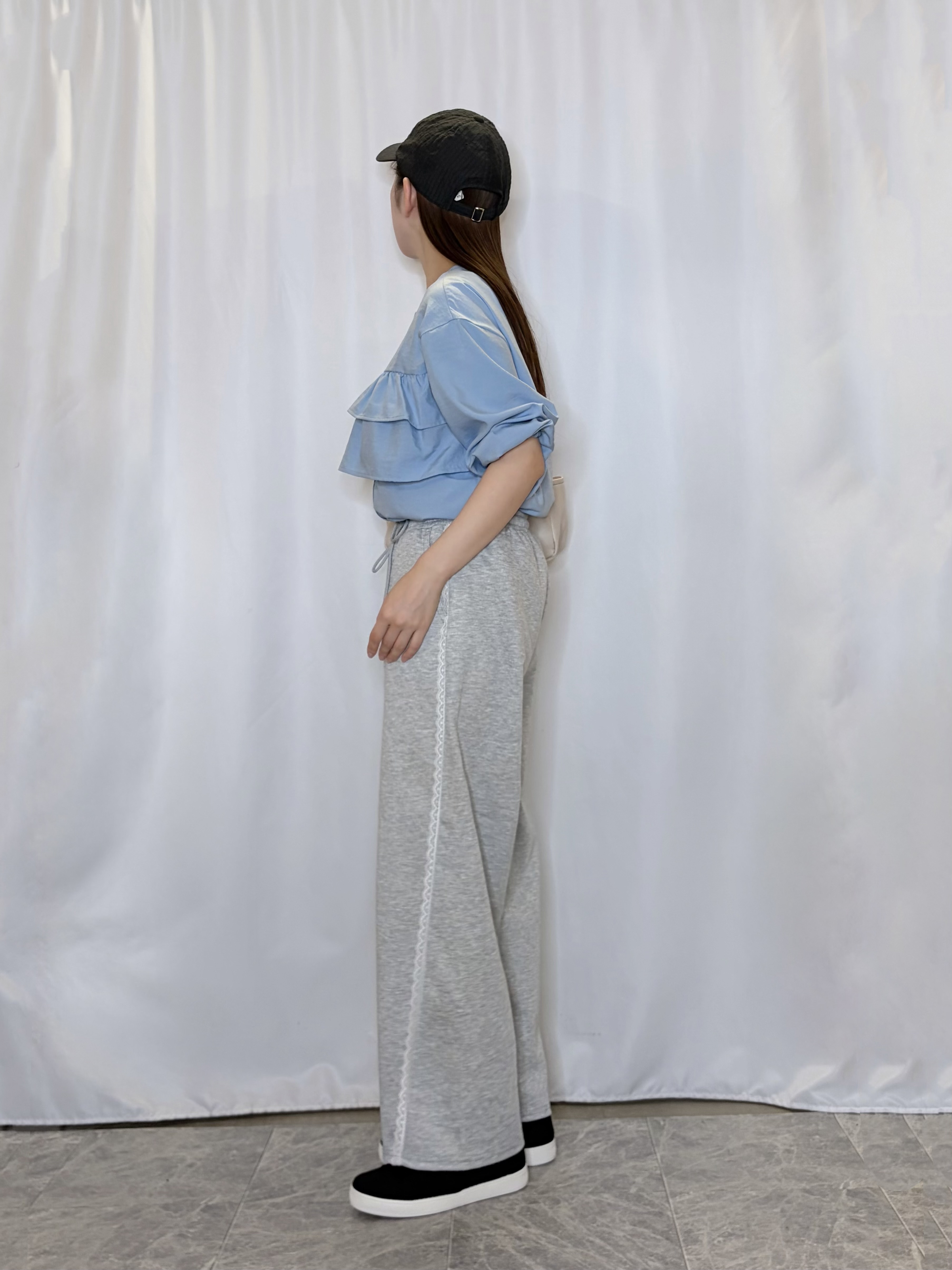 おうめさんの「SHOO･LA･RUE｜【S-LL/洗濯機可】1枚で華やか フロントティアードブラウス」を使ったコーディネート