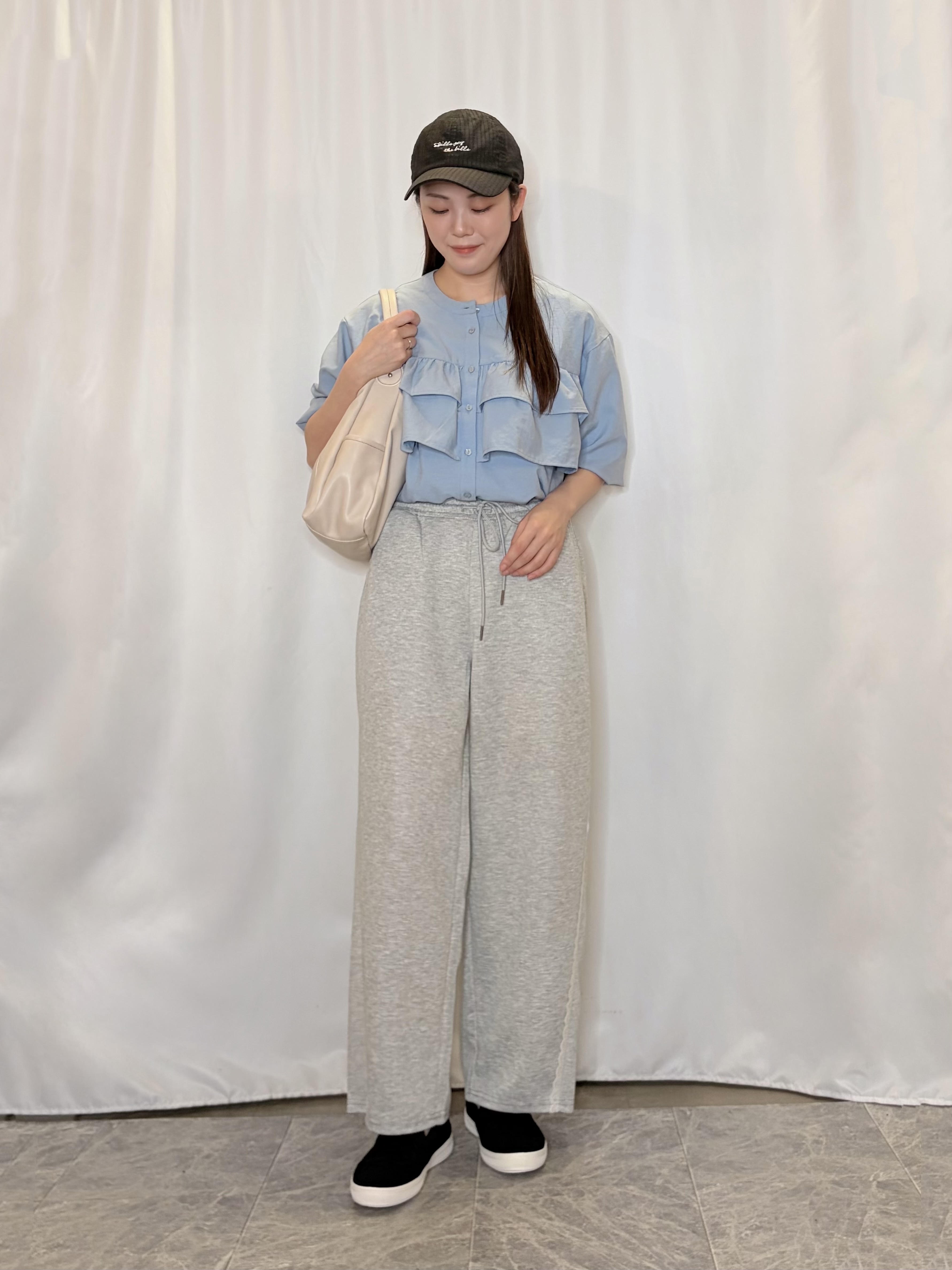 おうめさんの「SHOO･LA･RUE｜【S-LL/洗濯機可】1枚で華やか フロントティアードブラウス」を使ったコーディネート