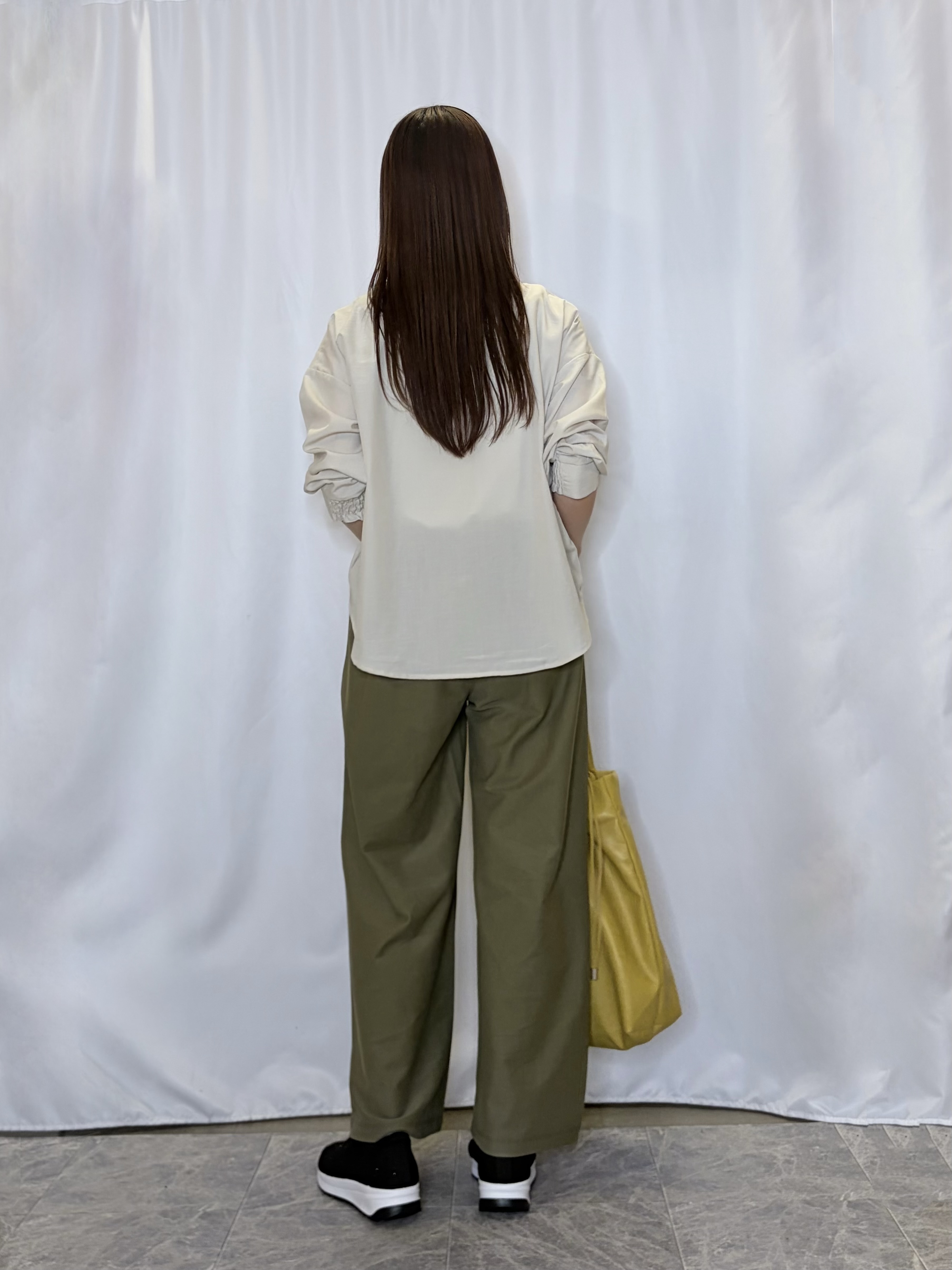 おうめさんの「SHOO･LA･RUE｜【洗濯後しわになりにくい/S-LL】キーネック金ボタンポケットシャツ」を使ったコーディネート