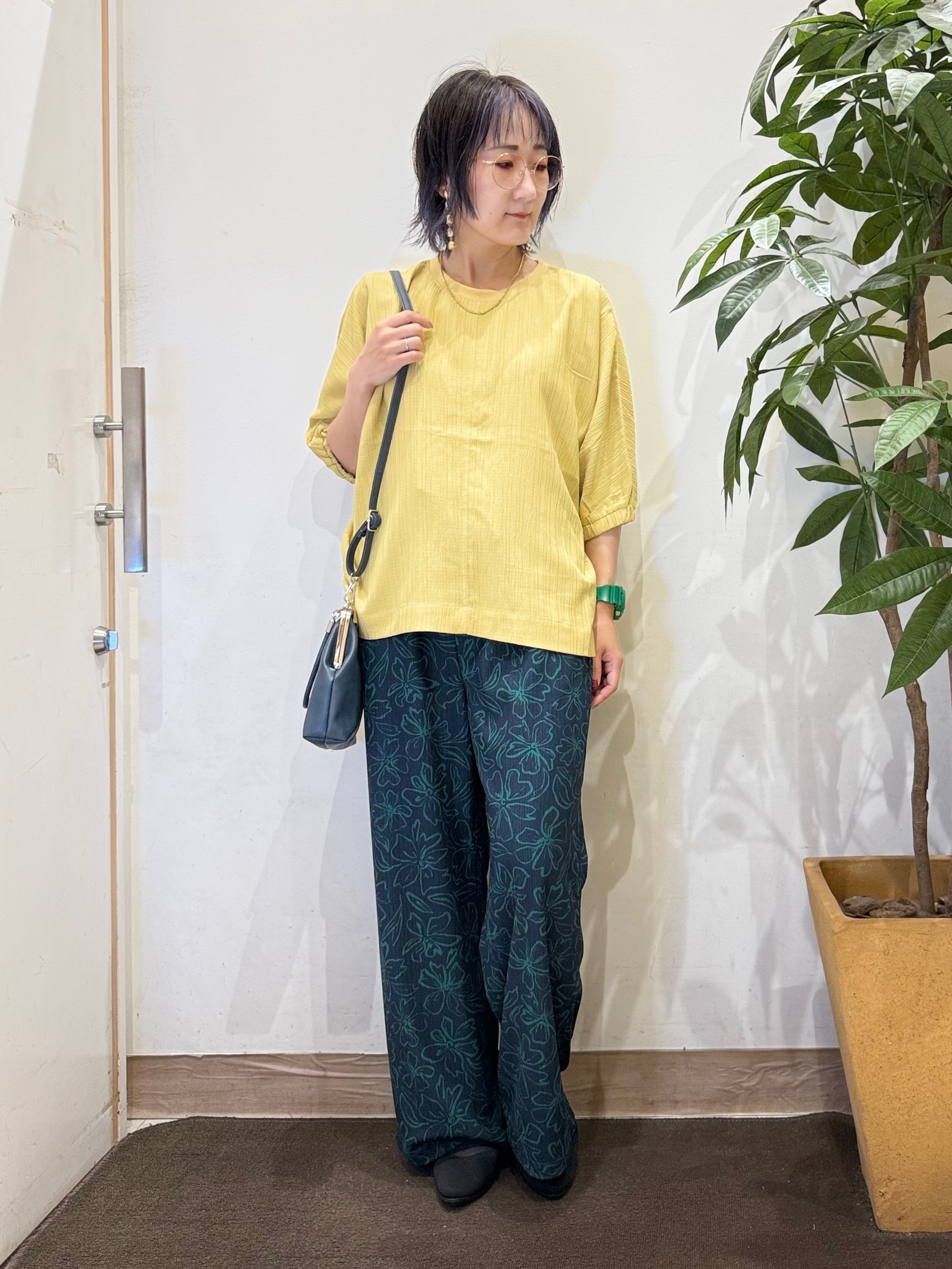 misakiさんの「SHOO･LA･RUE｜【インせず着られる/洗濯後しわになりにくい】しぼしぼドルマンブラウス」を使ったコーディネート
