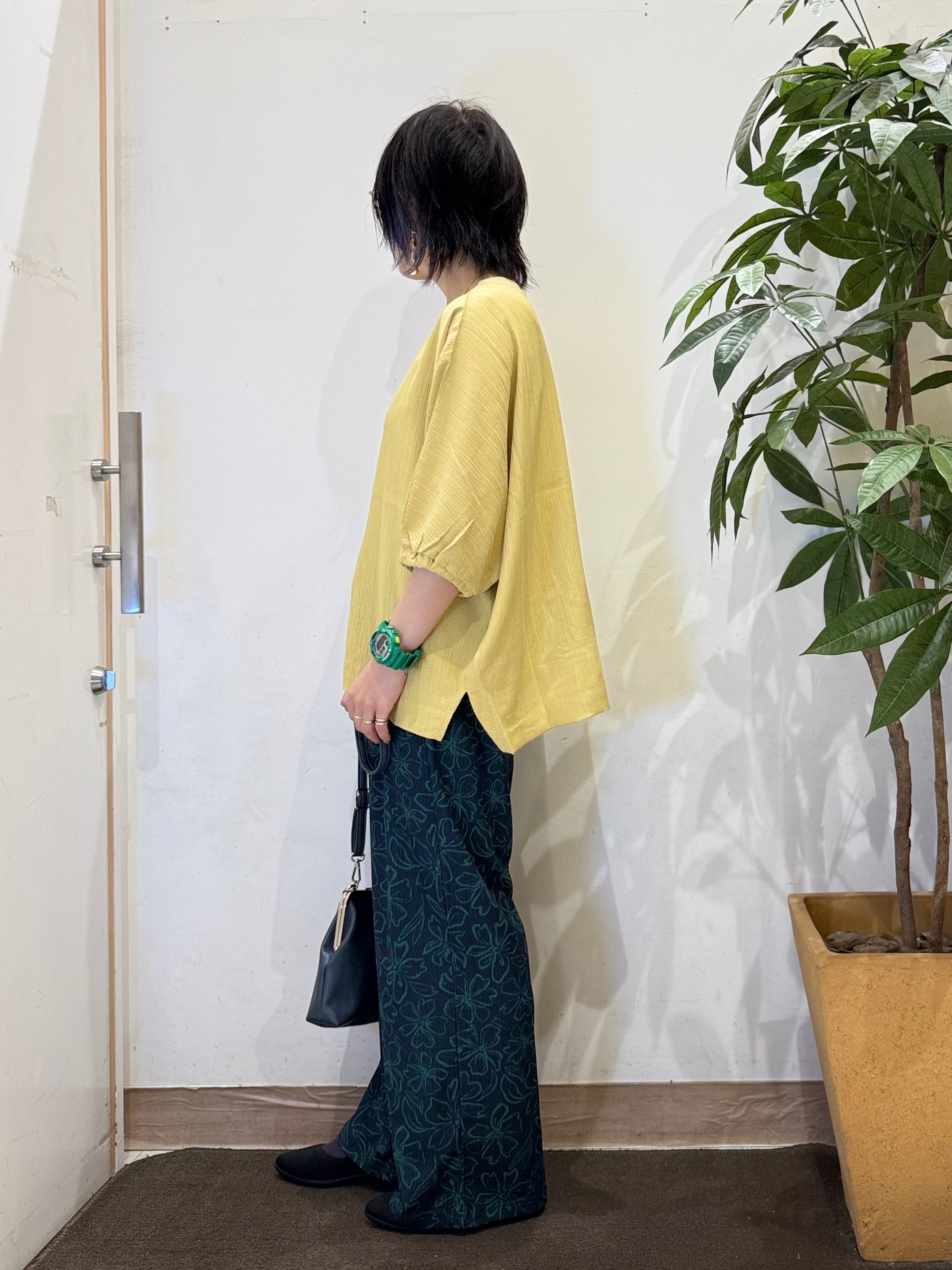 misakiさんの「SHOO･LA･RUE｜【インせず着られる/洗濯後しわになりにくい】しぼしぼドルマンブラウス」を使ったコーディネート