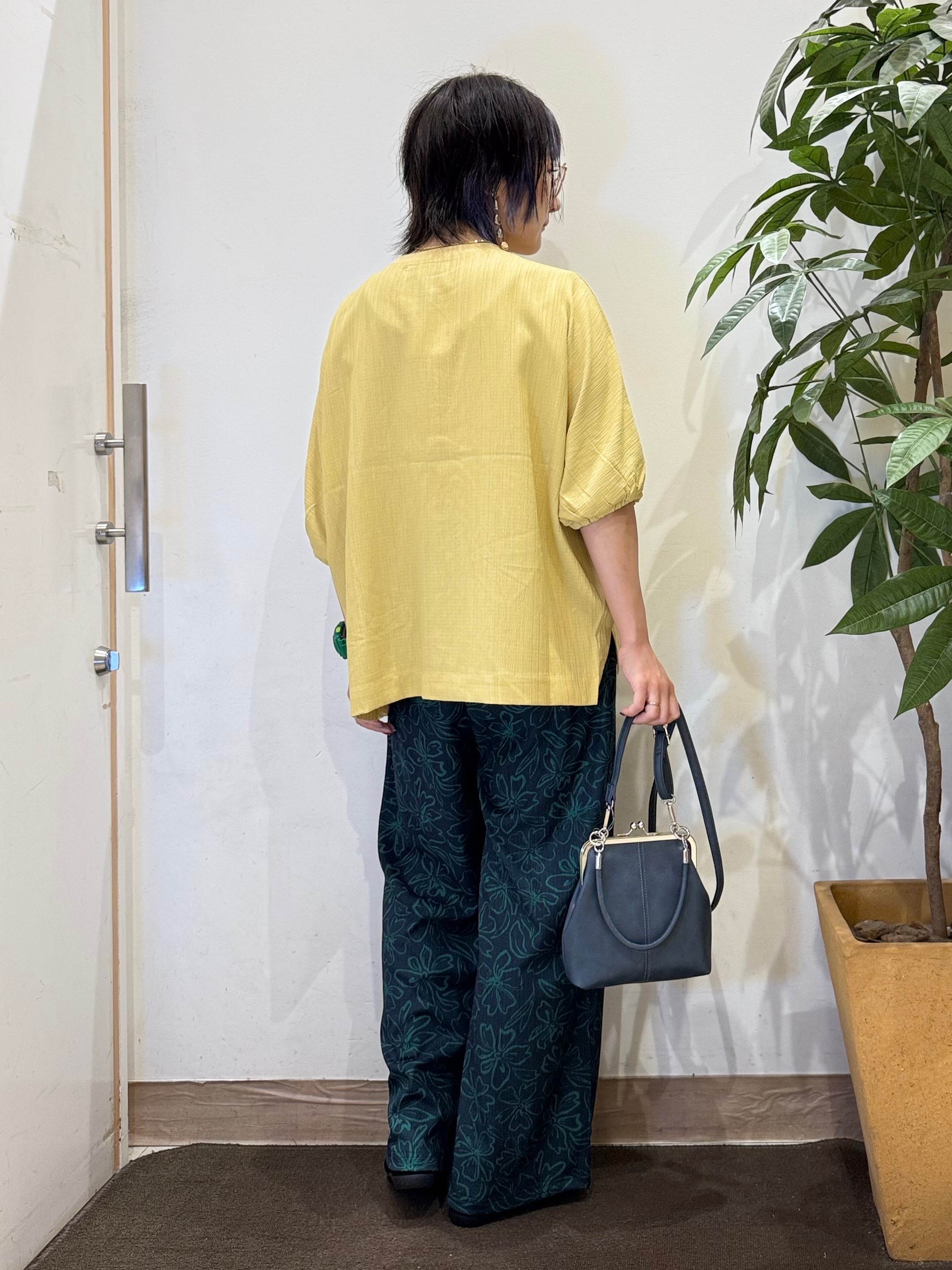 misakiさんの「SHOO･LA･RUE｜【インせず着られる/洗濯後しわになりにくい】しぼしぼドルマンブラウス」を使ったコーディネート
