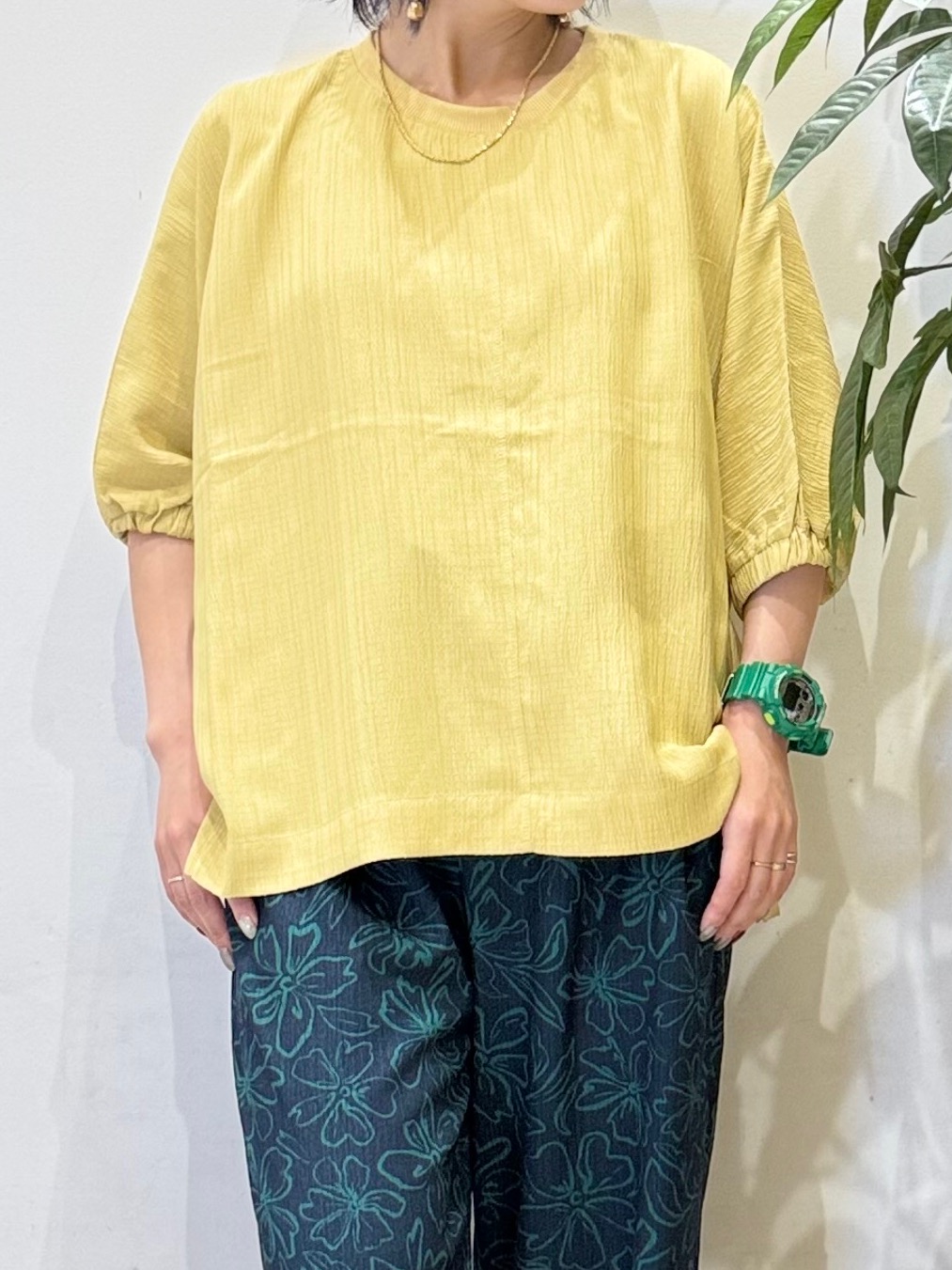misakiさんの「SHOO･LA･RUE｜【インせず着られる/洗濯後しわになりにくい】しぼしぼドルマンブラウス」を使ったコーディネート
