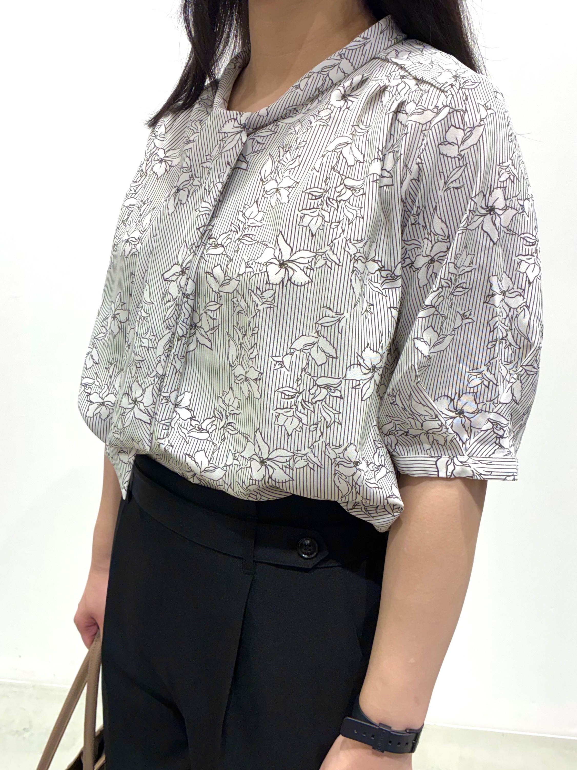 seinaさんの「grove｜【洗濯機OK/シワになりにくい】1枚で華やぐ配色ボウタイブラウス」を使ったコーディネート