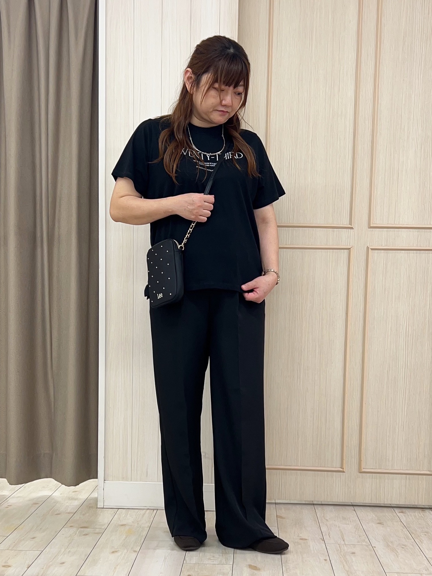 akiさんの「SHOO･LA･RUE｜【洗濯後しわになりにくい/S-LL】キーネック金ボタンポケットシャツ」を使ったコーディネート