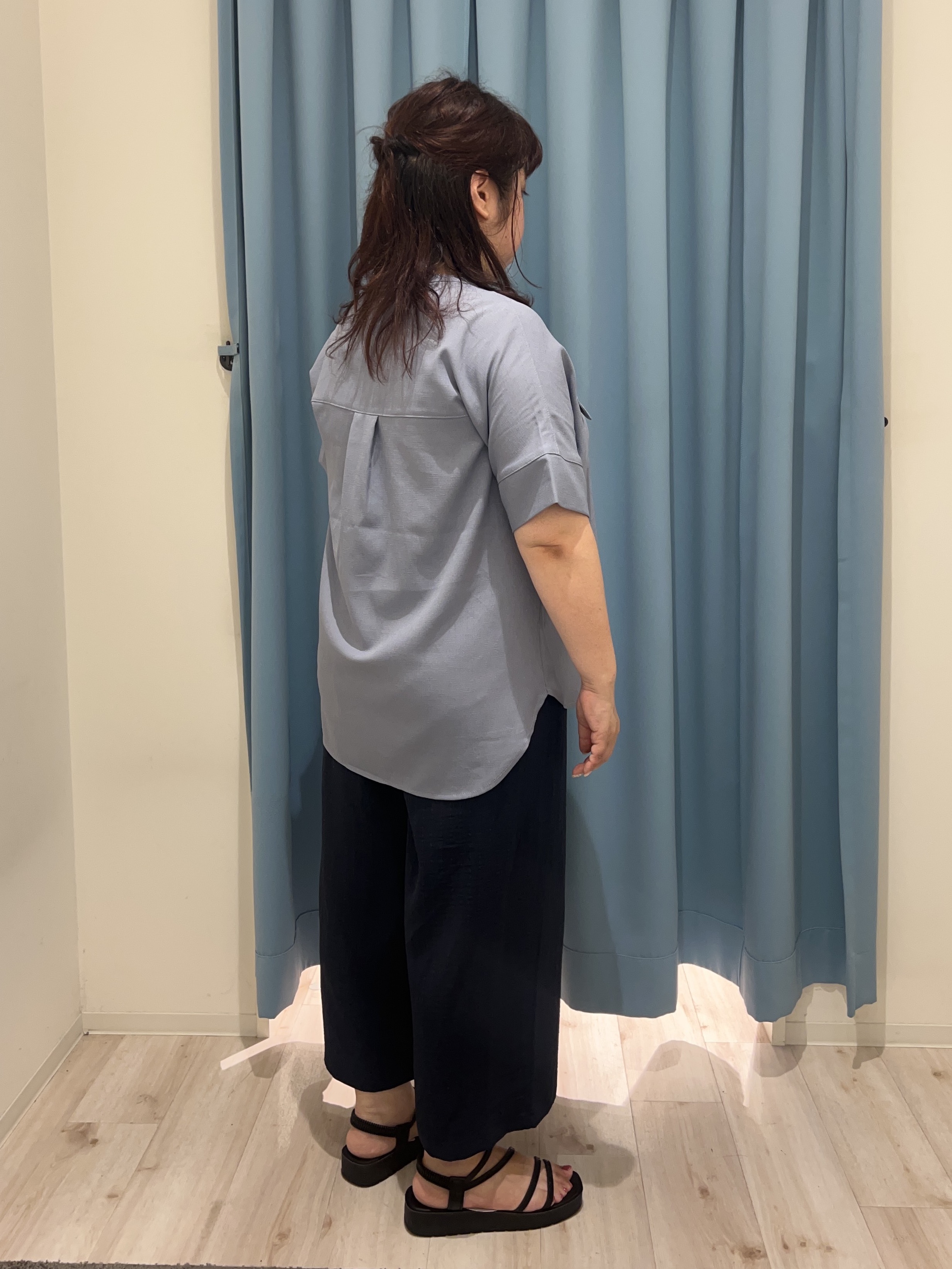 くーさんの「SHOO･LA･RUE｜【洗濯後しわになりにくい/ひんやり/UV/吸水速乾】Wポケットが目を引く オンオフ使えるスキッパーブ」を使ったコーディネート