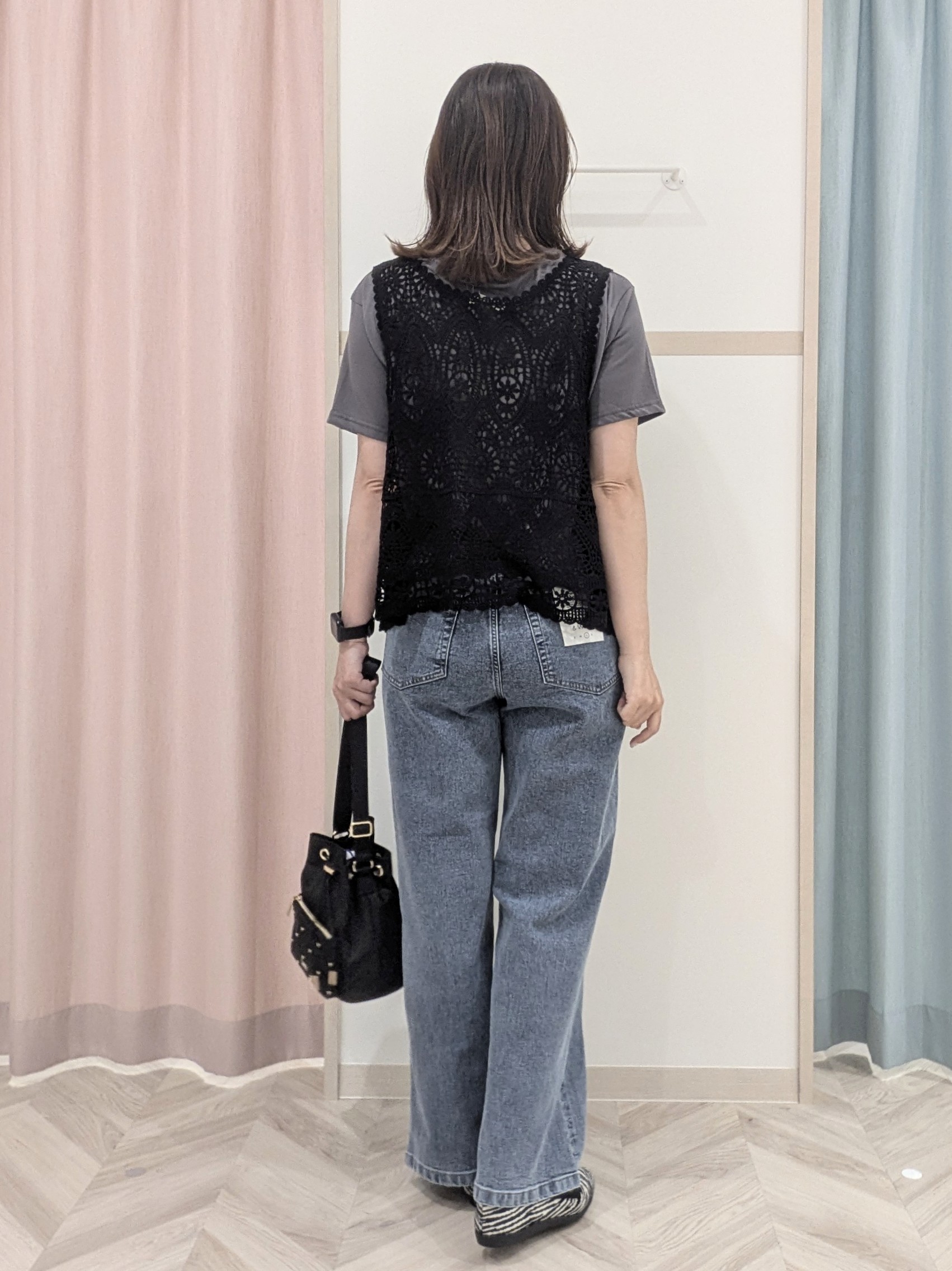 miyuさんの「SHOO･LA･RUE｜【2点セット/体型カバー】瞬間レイヤードコーデが完成 クロシェ編みベスト+ロゴT」を使ったコーディネート