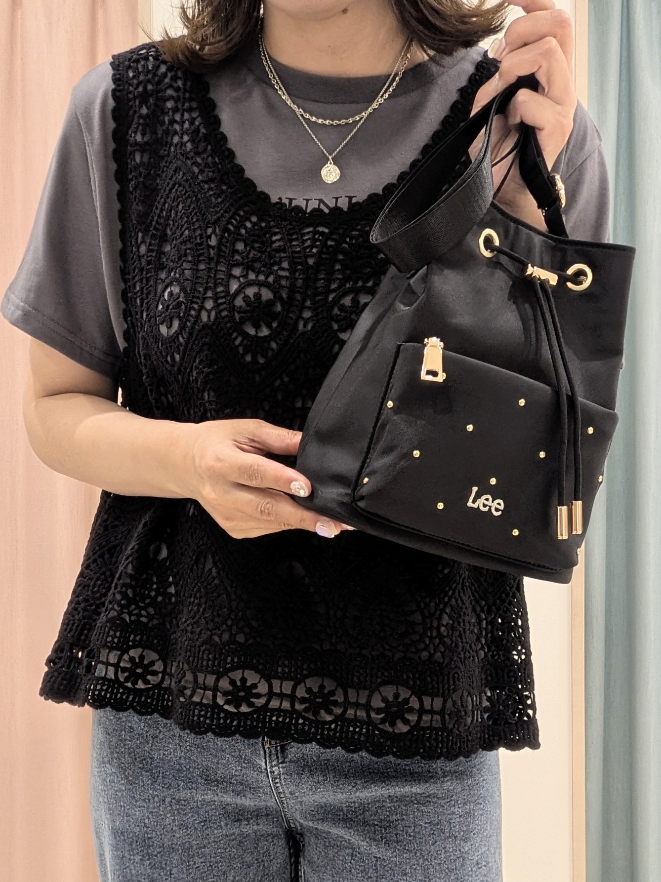 miyuさんの「SHOO･LA･RUE｜【2点セット/体型カバー】瞬間レイヤードコーデが完成 クロシェ編みベスト+ロゴT」を使ったコーディネート