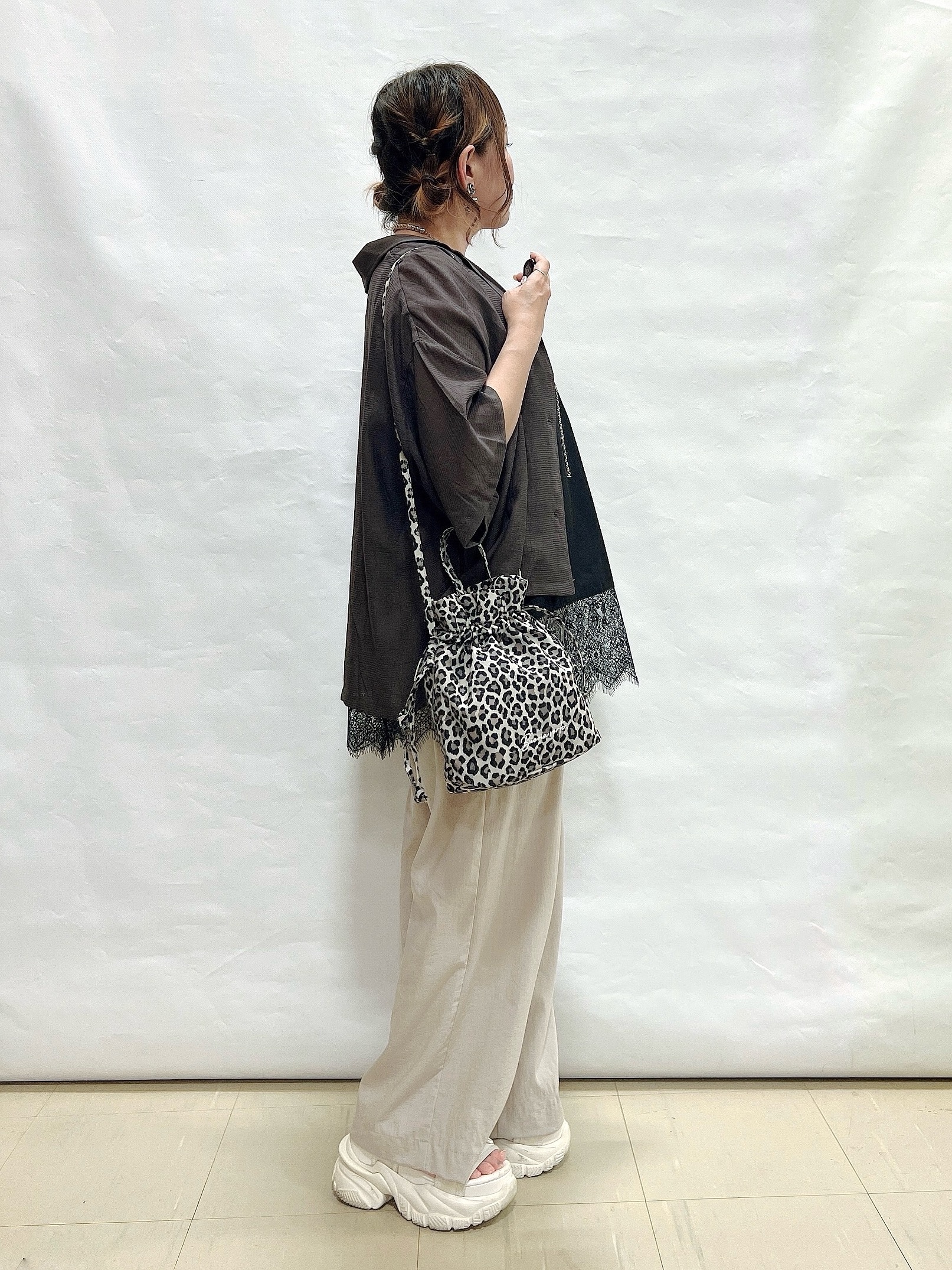 YUIさんの「SHOO･LA･RUE｜【S-LL/洗濯機可】抜け感たっぷり 程よい透け感のポケット付きシャツ」を使ったコーディネート
