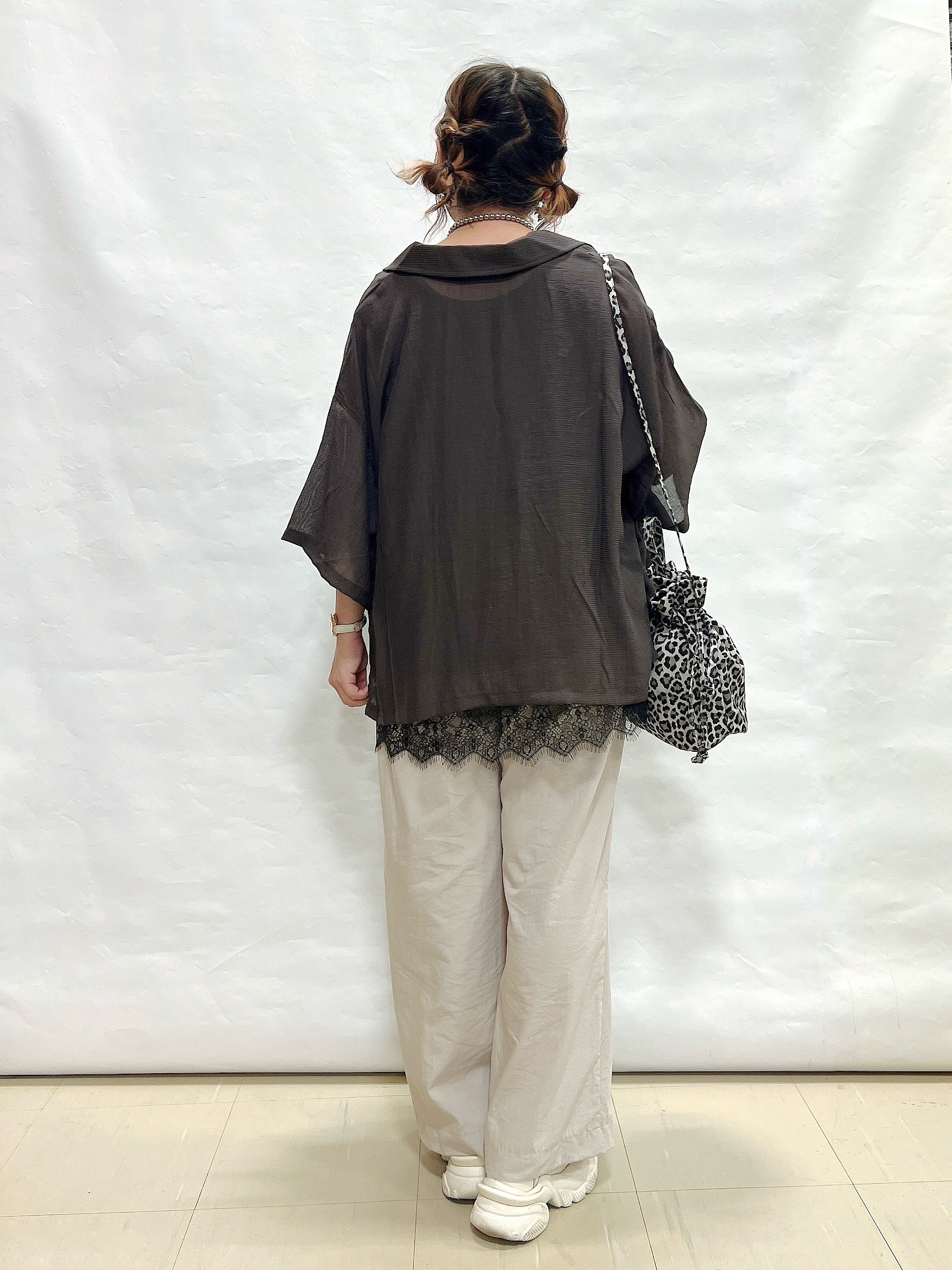 YUIさんの「SHOO･LA･RUE｜【S-LL/洗濯機可】抜け感たっぷり 程よい透け感のポケット付きシャツ」を使ったコーディネート