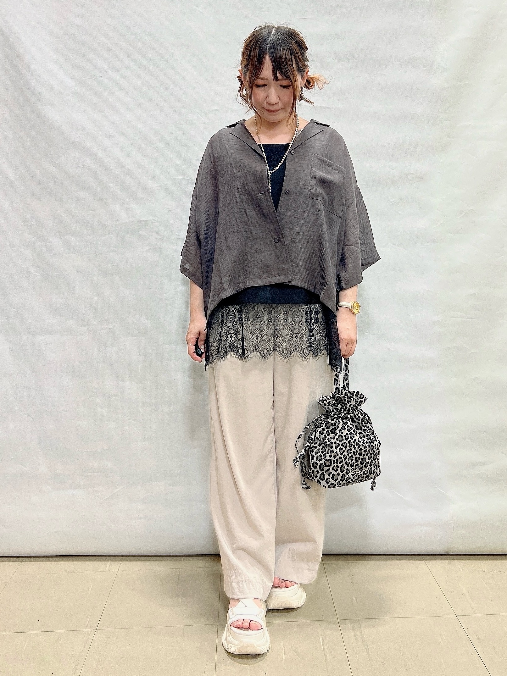 YUIさんの「SHOO･LA･RUE｜【S-LL/洗濯機可】抜け感たっぷり 程よい透け感のポケット付きシャツ」を使ったコーディネート
