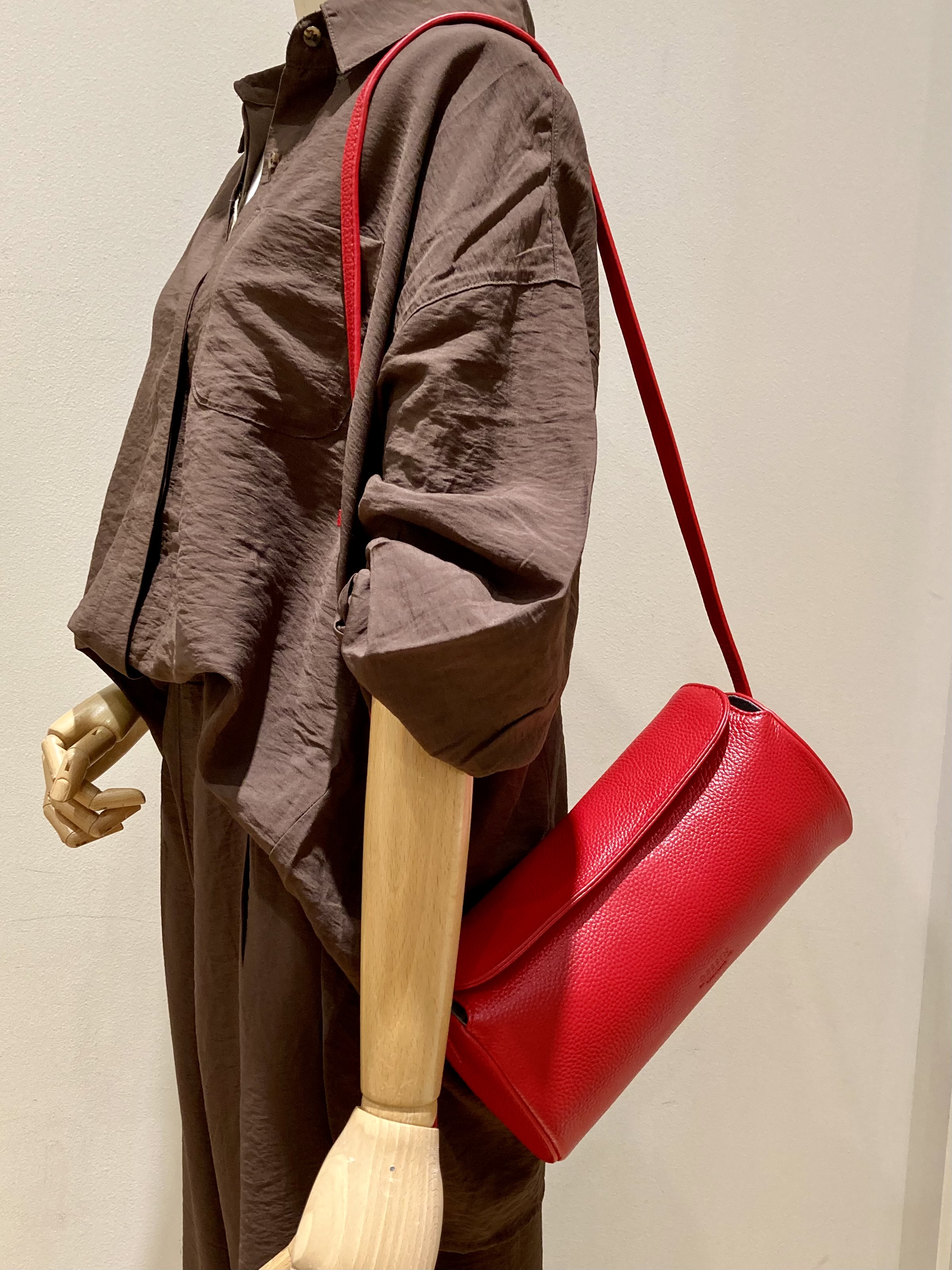 YAMAさんの「Dessin｜【軽量】本革バレル型ショルダーバッグ」を使ったコーディネート