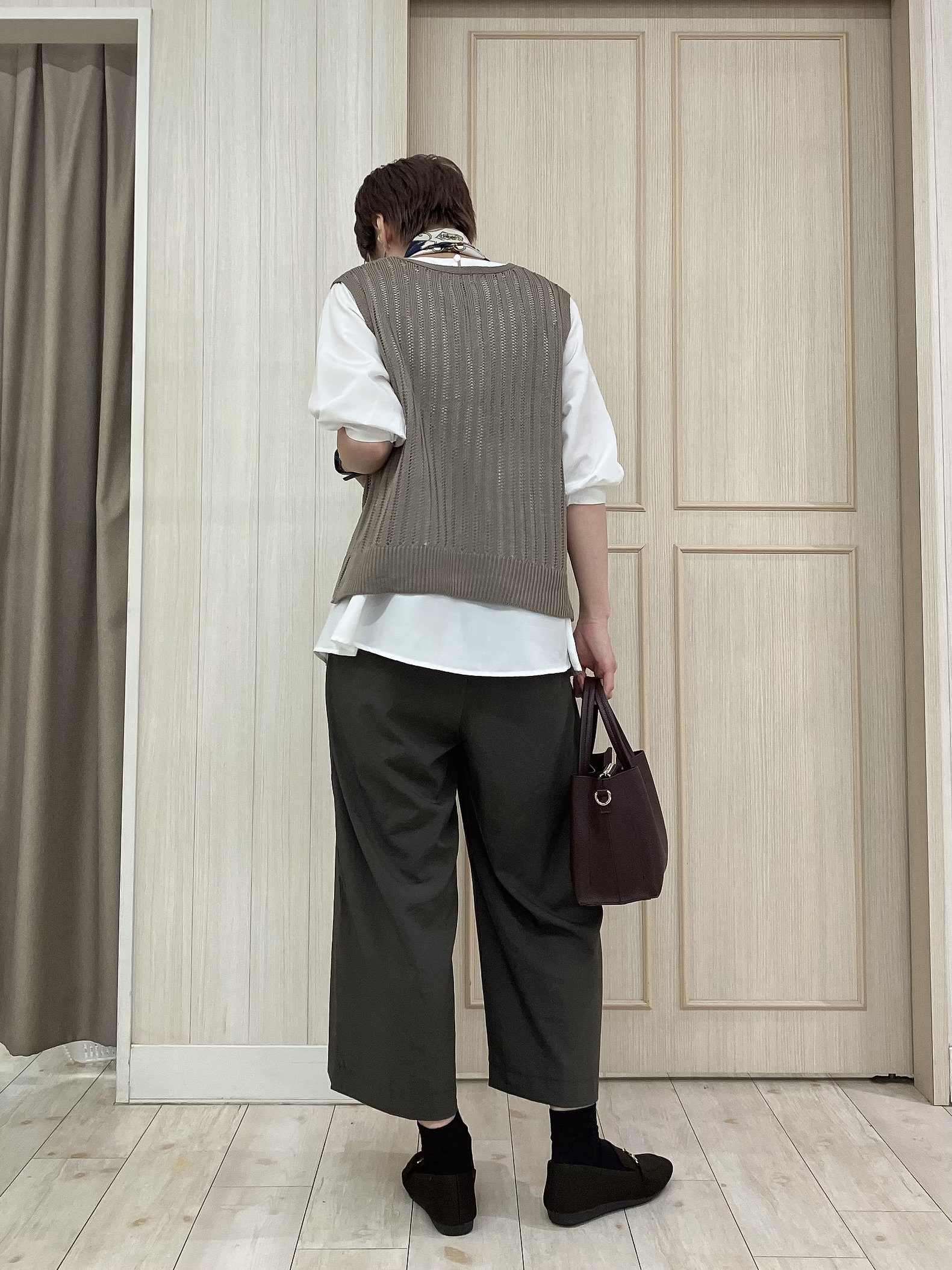 Turnerさんの「SHOO･LA･RUE｜【2点セット/洗濯機可/S-LL】透かし編みニットベスト＋5分袖シャツ」を使ったコーディネート