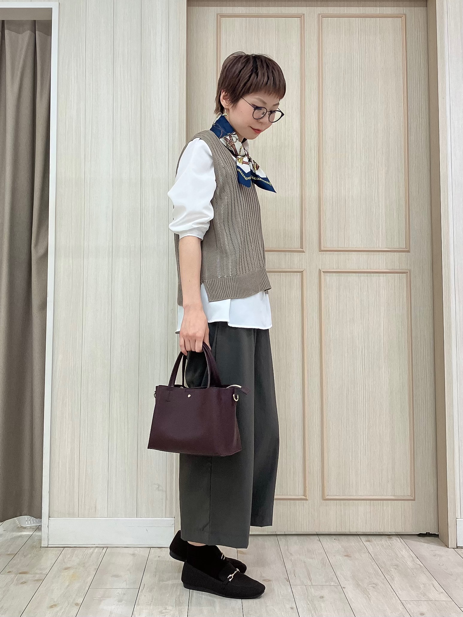Turnerさんの「SHOO･LA･RUE｜【2点セット/洗濯機可/S-LL】透かし編みニットベスト＋5分袖シャツ」を使ったコーディネート
