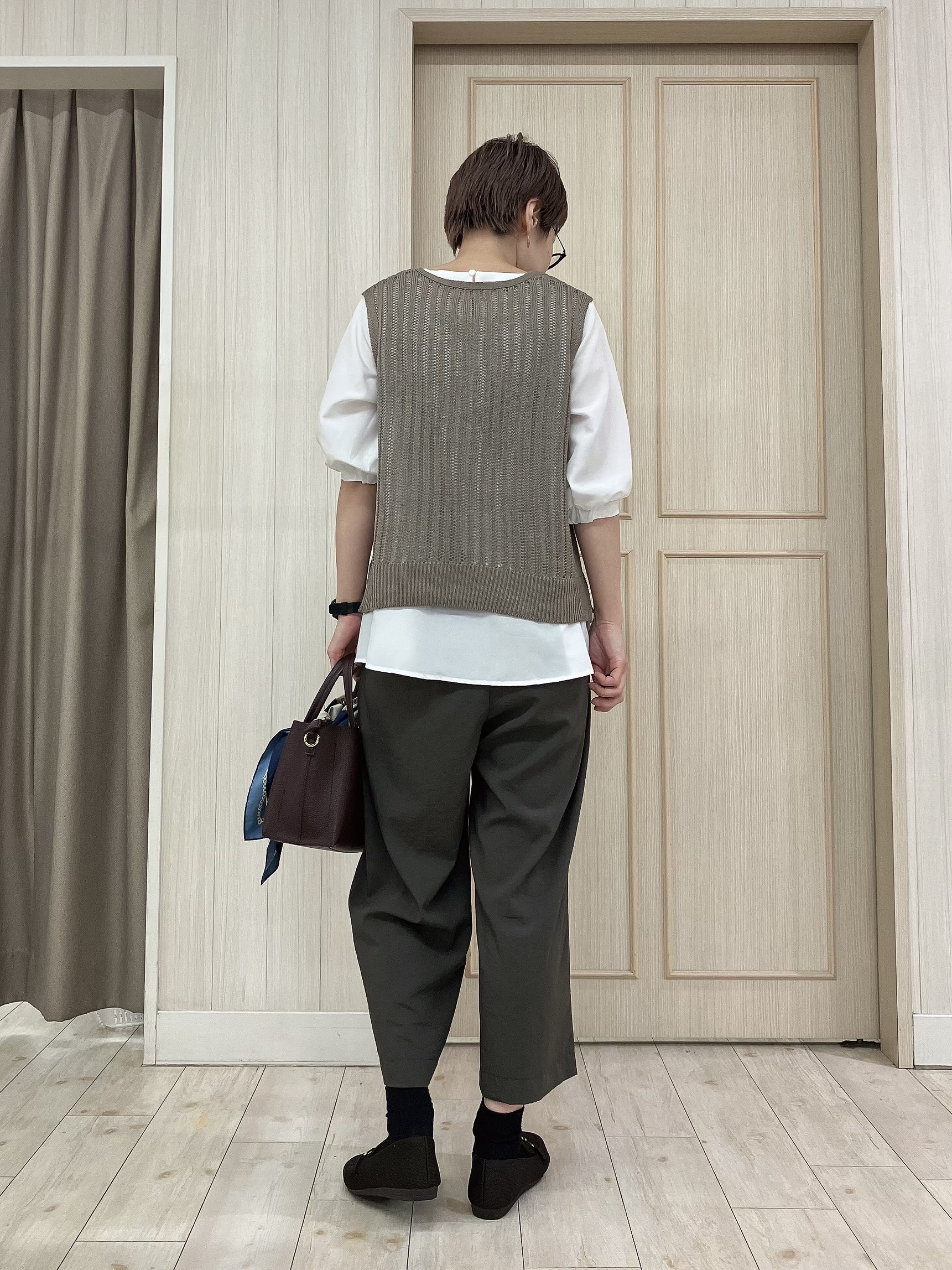 Turnerさんの「SHOO･LA･RUE｜【2点セット/洗濯機可/S-LL】透かし編みニットベスト＋5分袖シャツ」を使ったコーディネート