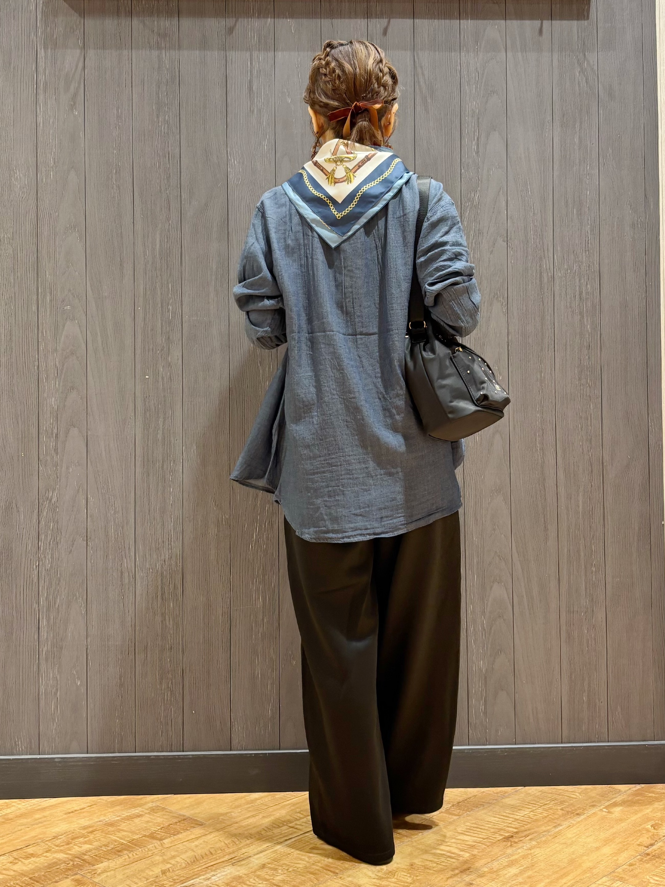 meiさんの「SHOO･LA･RUE｜【綿100%/UV/S-LL/体型カバー】ヒップが隠せる 柔らかシアーデニムシャツ」を使ったコーディネート