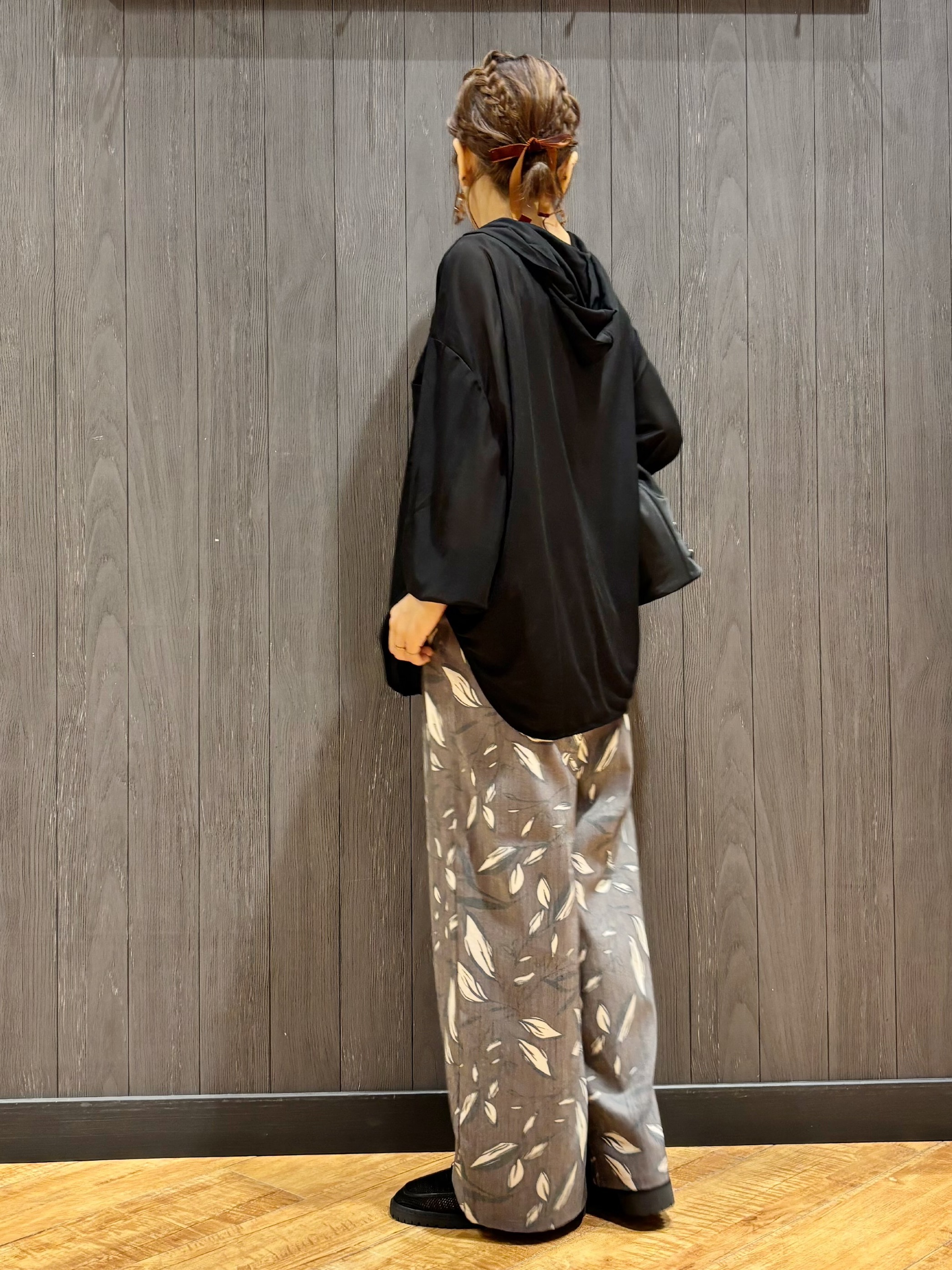 meiさんの「SHOO･LA･RUE｜【洗濯機可/体型カバー】程よい透け感の ゆるシア―シャツパーカ」を使ったコーディネート