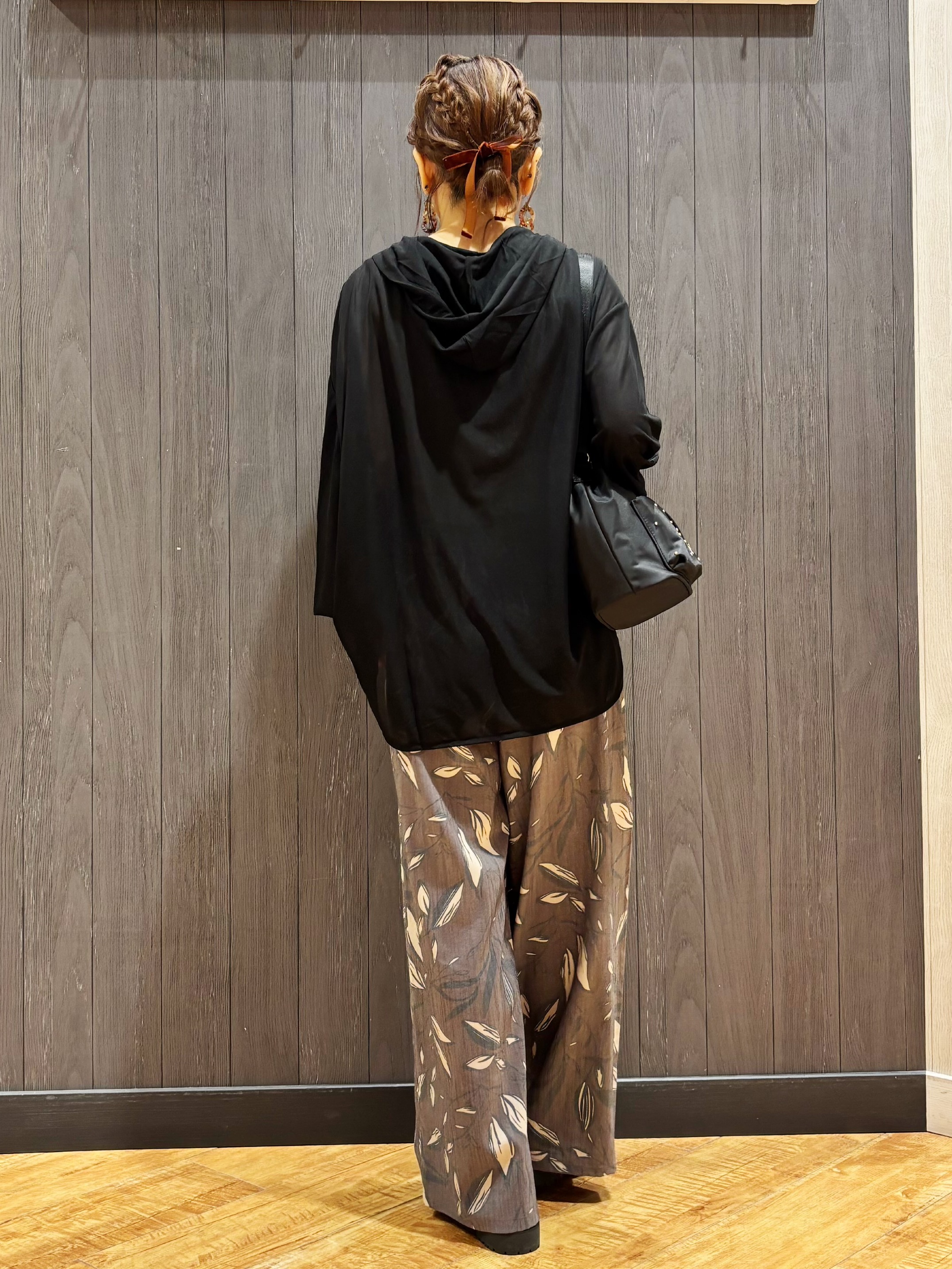 meiさんの「SHOO･LA･RUE｜【洗濯機可/体型カバー】程よい透け感の ゆるシア―シャツパーカ」を使ったコーディネート