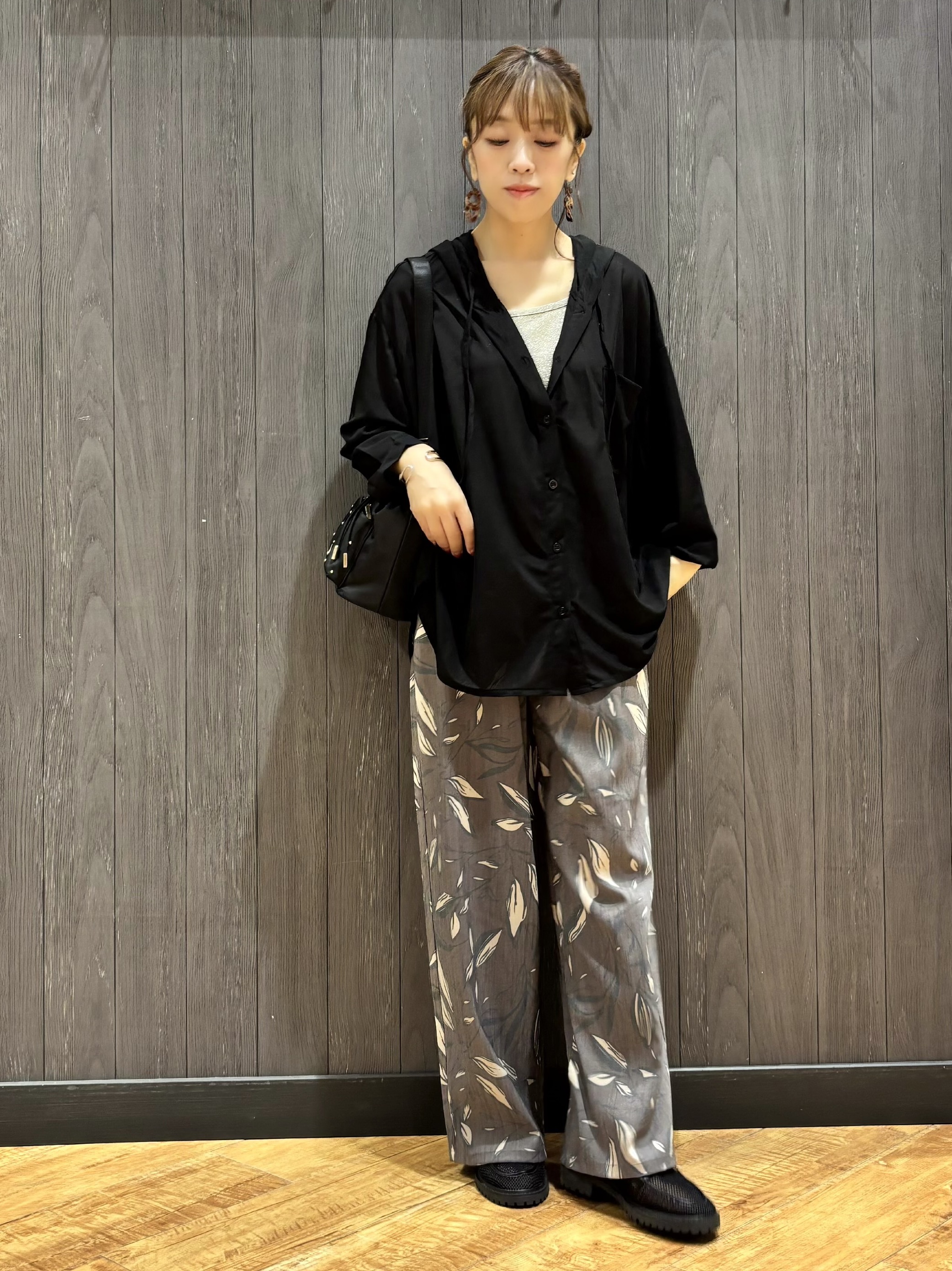 meiさんの「SHOO･LA･RUE｜【洗濯機可/体型カバー】程よい透け感の ゆるシア―シャツパーカ」を使ったコーディネート