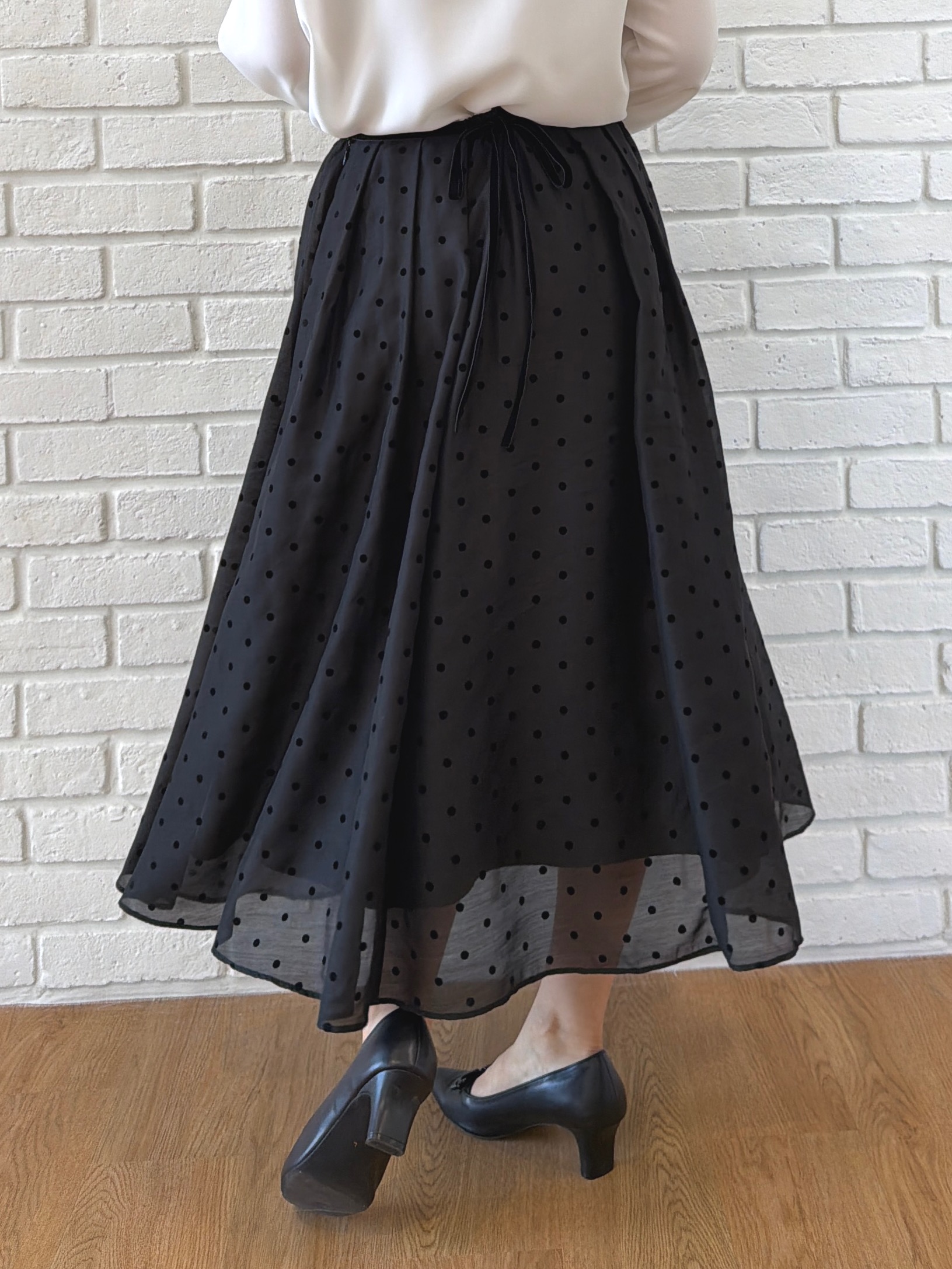 makiさんの「Couture brooch｜【セットアップ可・着映えて上品】フロッキードットスカート」を使ったコーディネート
