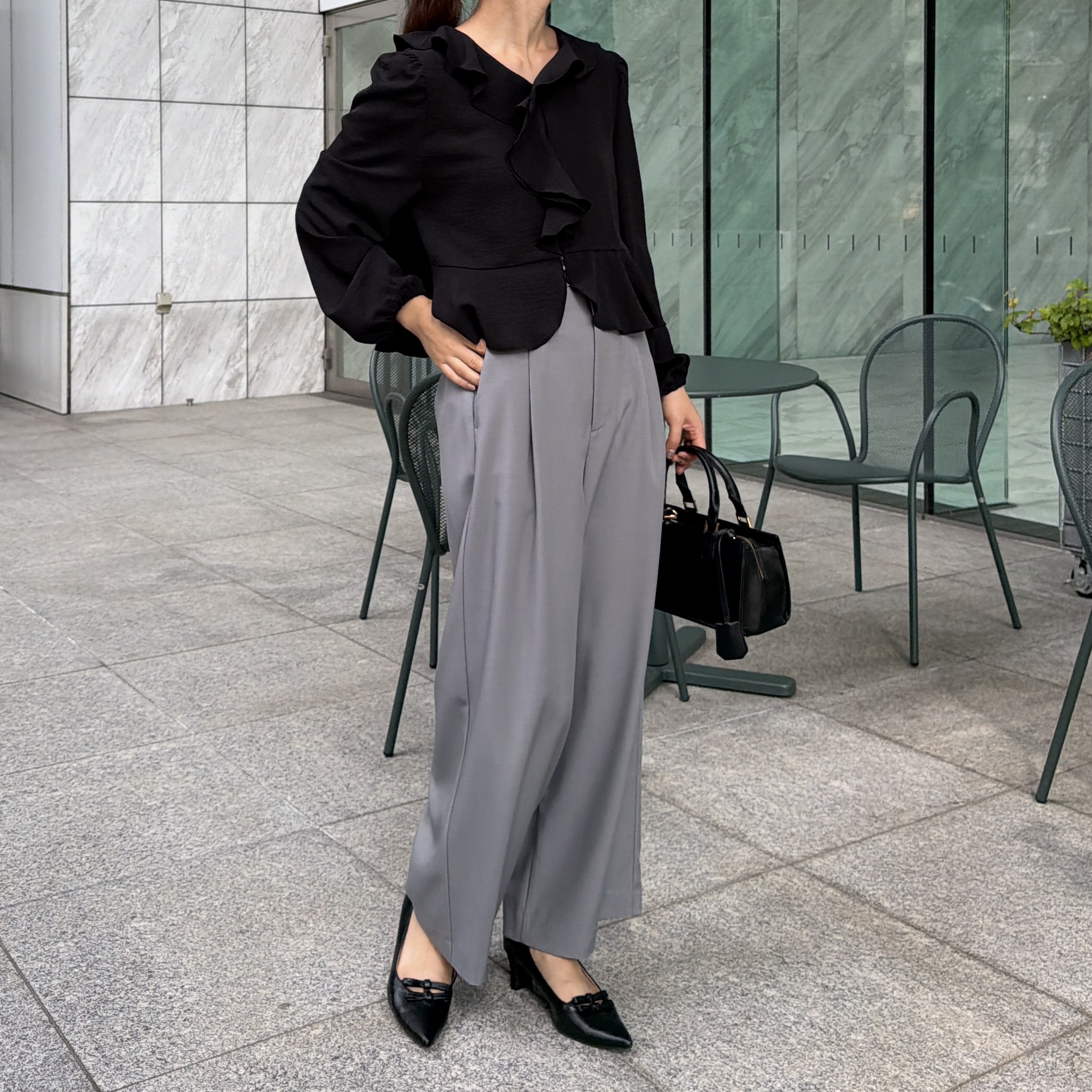 makiさんの「Couture brooch｜【接触冷感・UVカット・チャーム付】とろみリネンライクパンツ」を使ったコーディネート