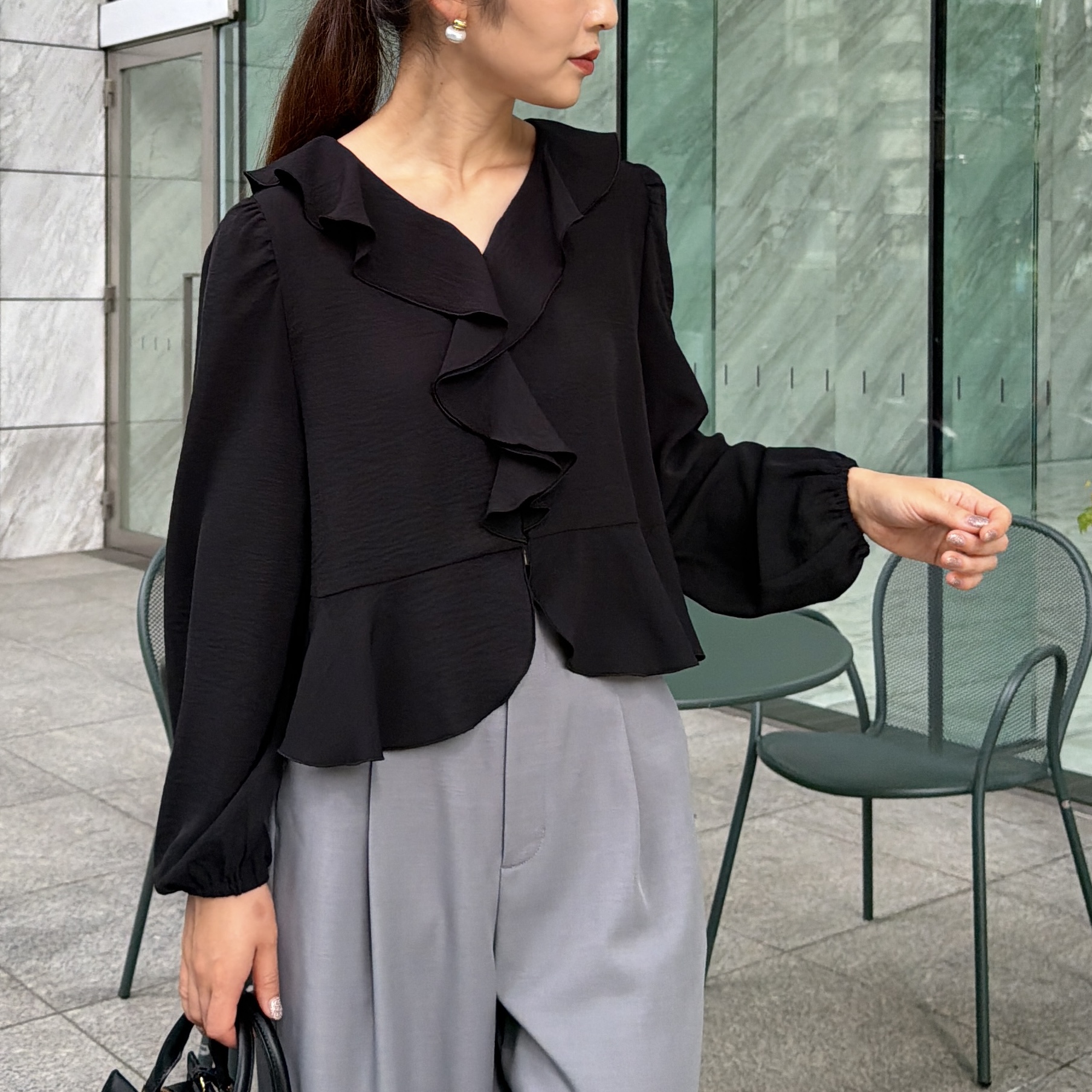 makiさんの「Couture brooch｜【接触冷感・UVカット・チャーム付】とろみリネンライクパンツ」を使ったコーディネート