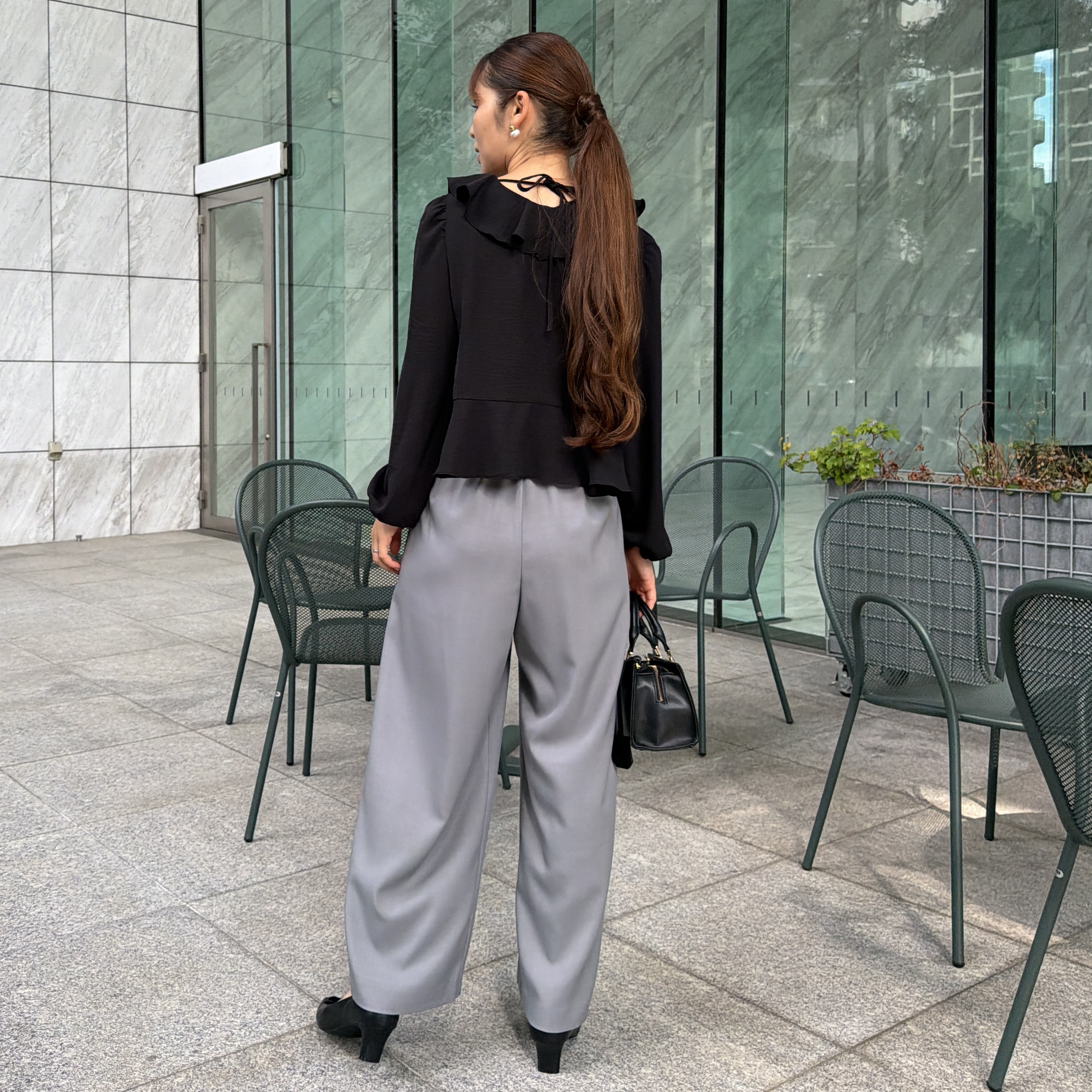makiさんの「Couture brooch｜【接触冷感・UVカット・チャーム付】とろみリネンライクパンツ」を使ったコーディネート