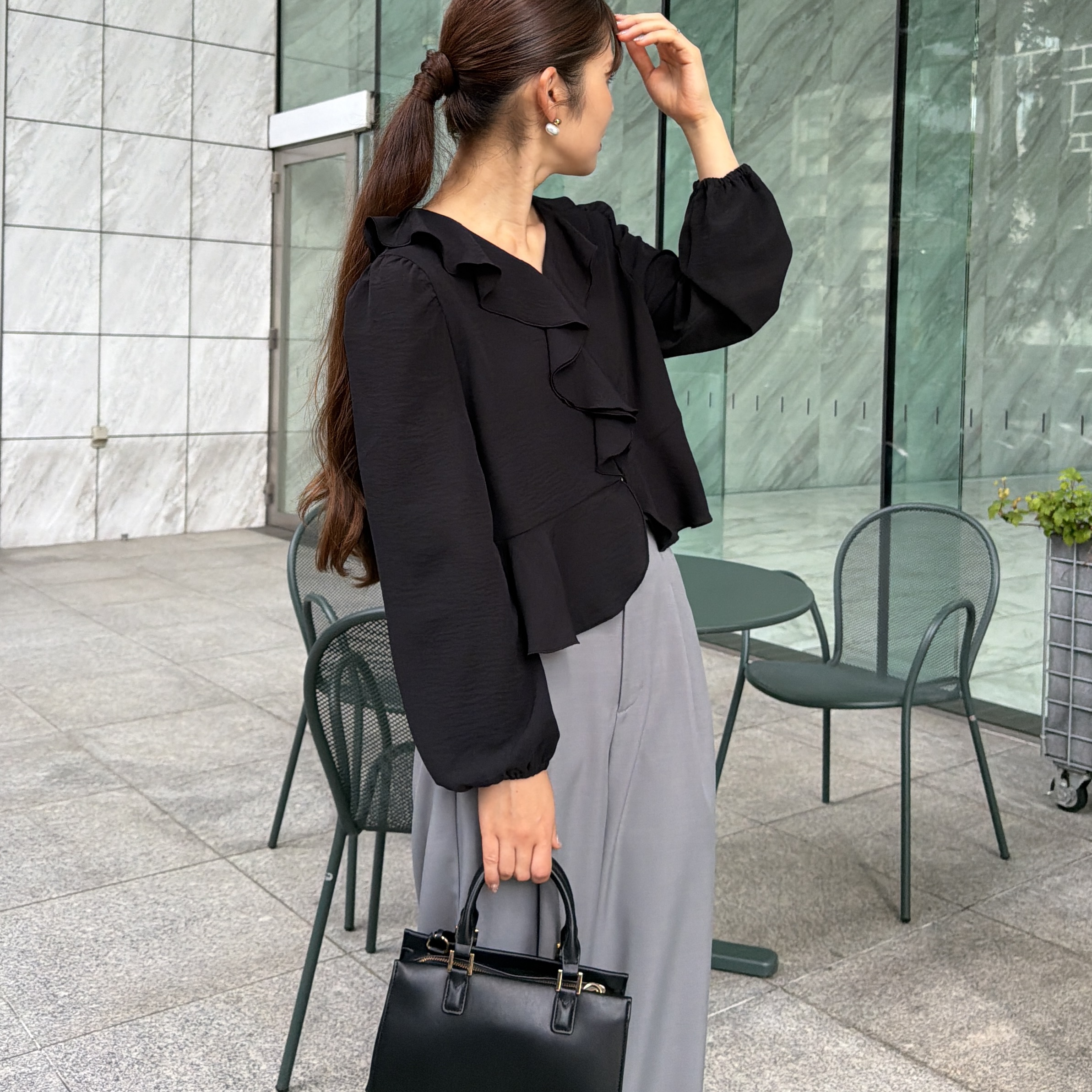 makiさんの「Couture brooch｜【接触冷感・UVカット・チャーム付】とろみリネンライクパンツ」を使ったコーディネート
