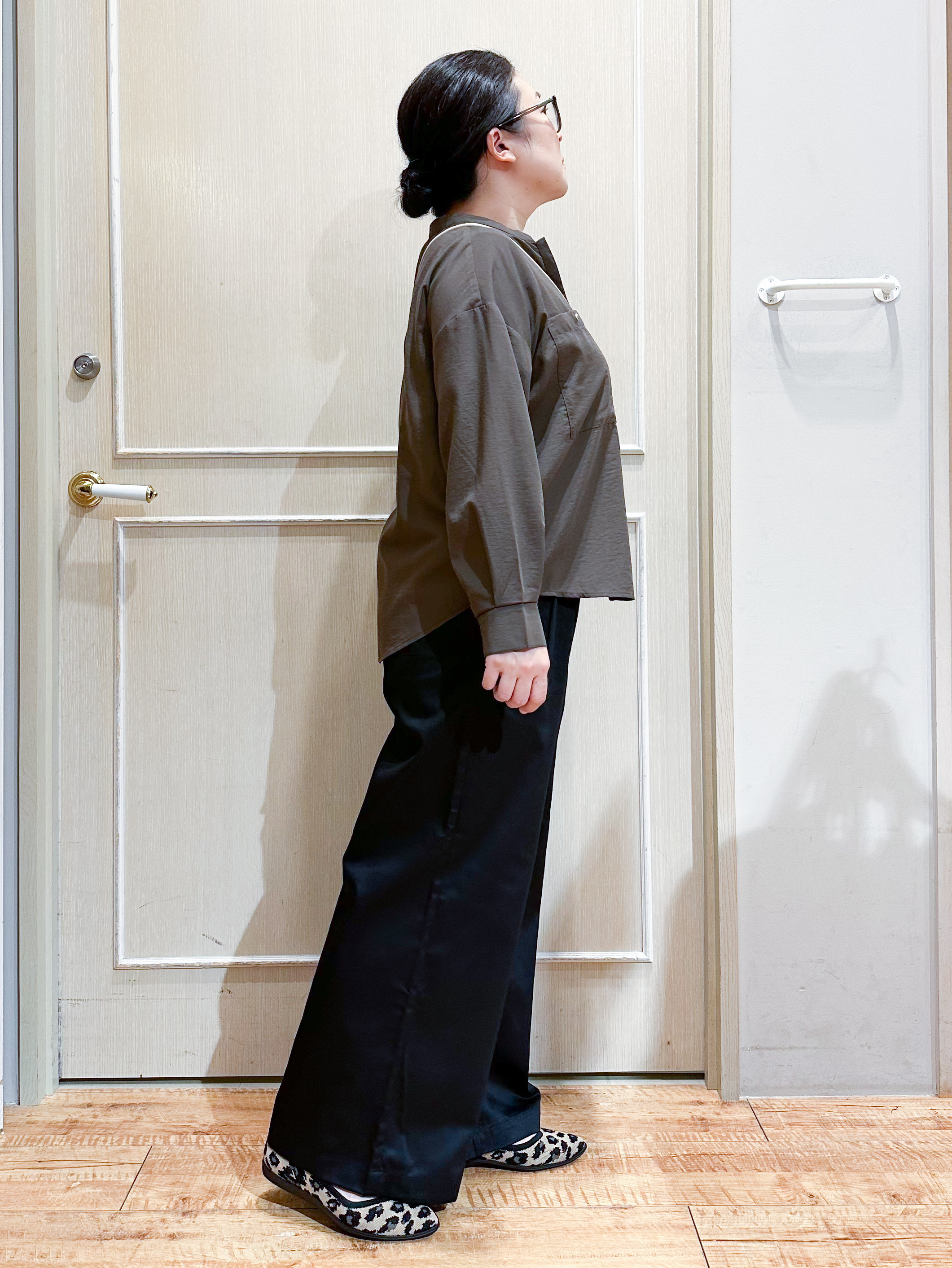 umeさんの「SHOO･LA･RUE｜【洗濯後しわになりにくい/S-LL】キーネック金ボタンポケットシャツ」を使ったコーディネート