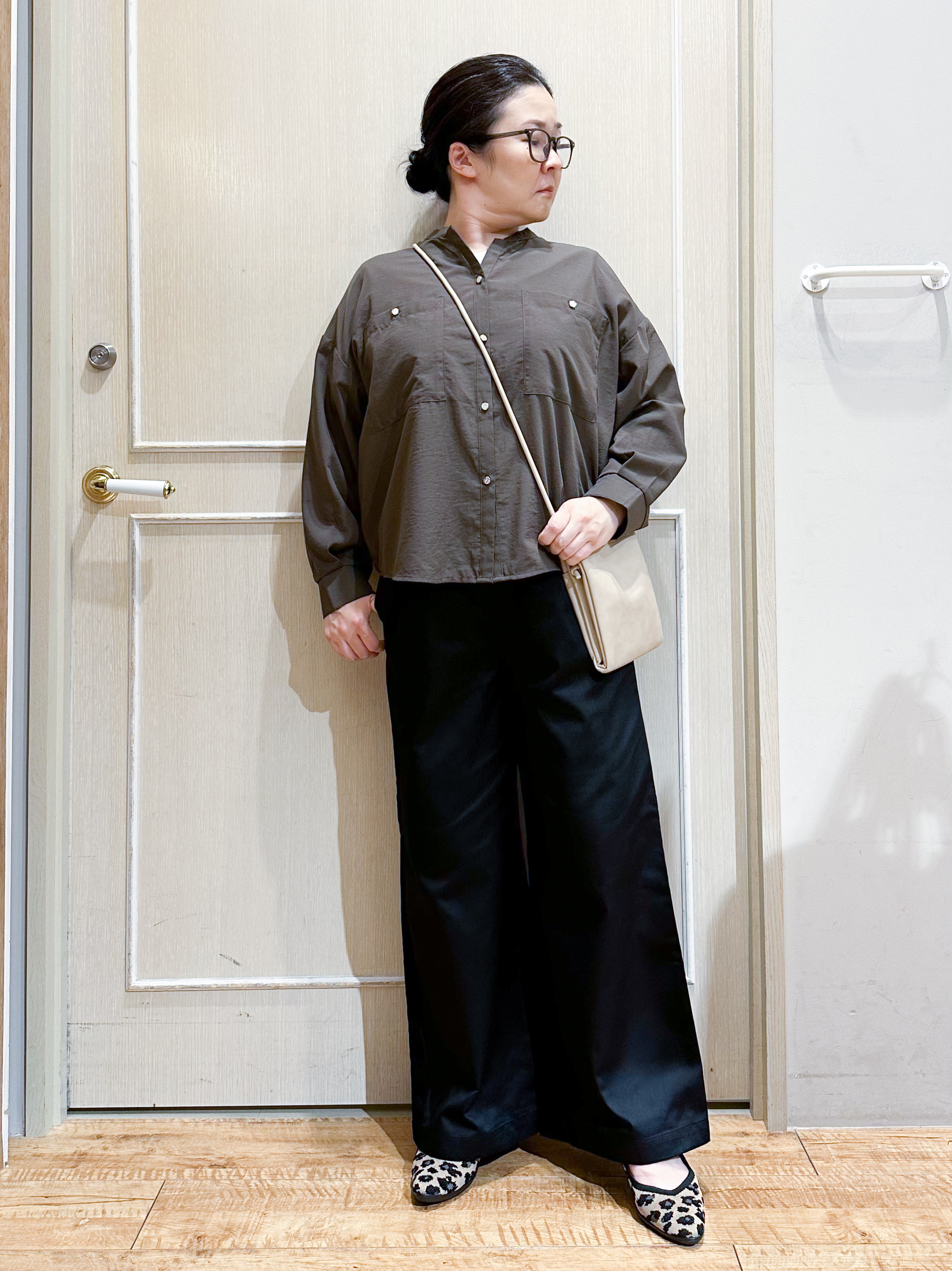umeさんの「SHOO･LA･RUE｜【洗濯後しわになりにくい/S-LL】キーネック金ボタンポケットシャツ」を使ったコーディネート