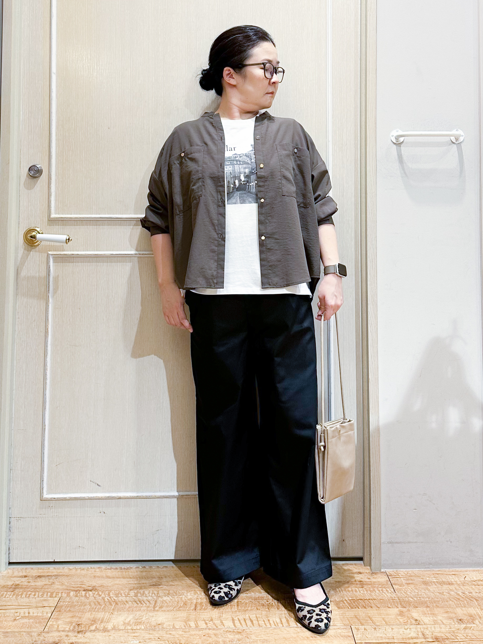 umeさんの「SHOO･LA･RUE｜【洗濯後しわになりにくい/S-LL】キーネック金ボタンポケットシャツ」を使ったコーディネート