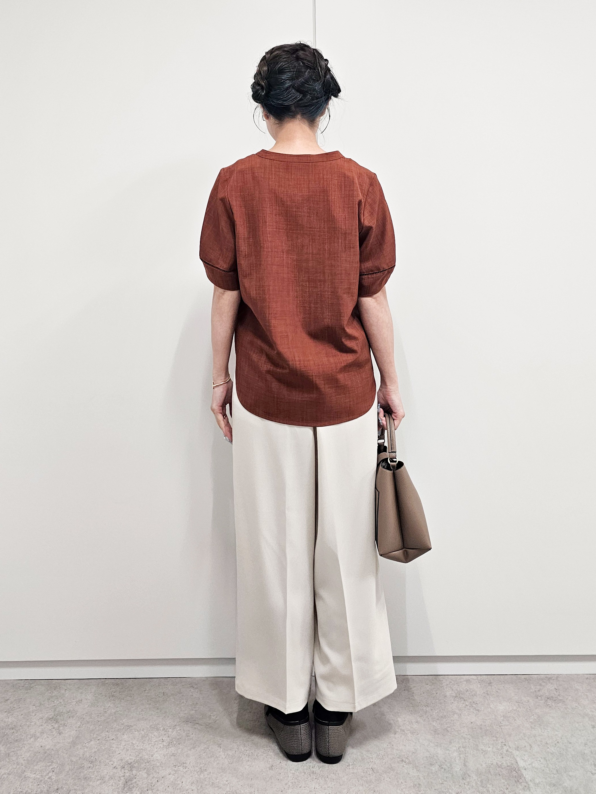 ゆゆさんの「SHOO･LA･RUE｜【洗濯後しわになりにくい/インせずきまる】お袖のハシゴレースで涼やかに 麻調スキッパーブラウス」を使ったコーディネート