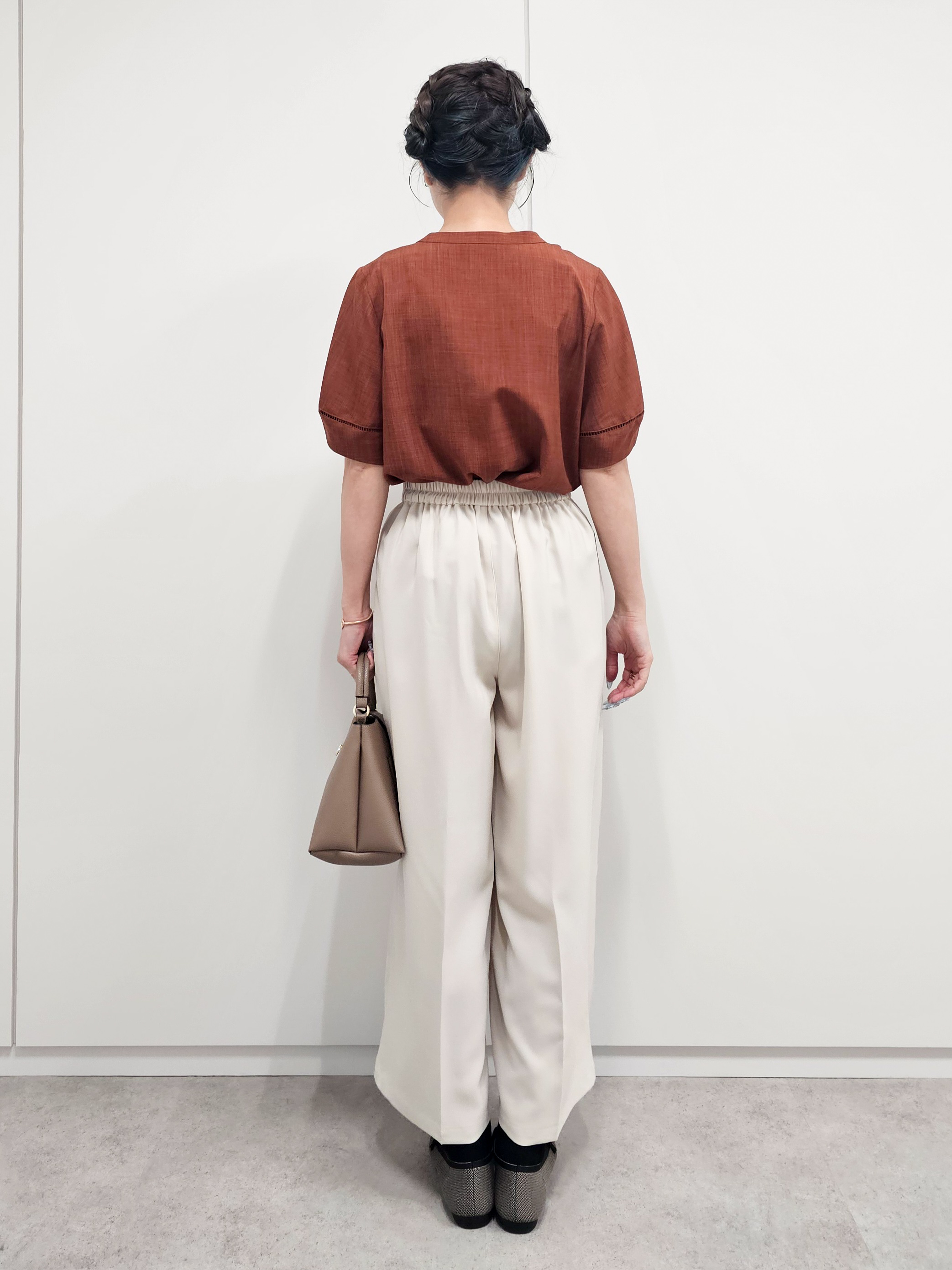 ゆゆさんの「SHOO･LA･RUE｜【洗濯後しわになりにくい/インせずきまる】お袖のハシゴレースで涼やかに 麻調スキッパーブラウス」を使ったコーディネート