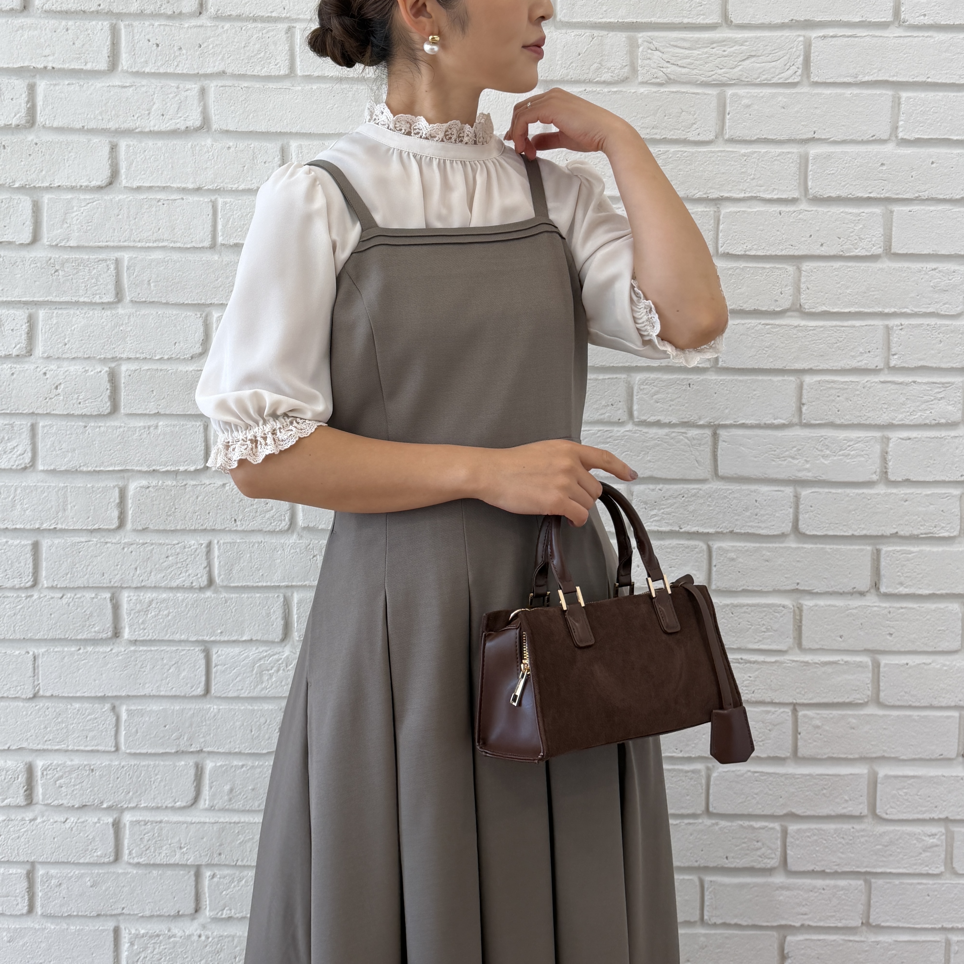 makiさんの「Couture brooch｜【大人上品・前後2WAY】エンブロレース 5分袖ブラウス【洗濯機可】」を使ったコーディネート