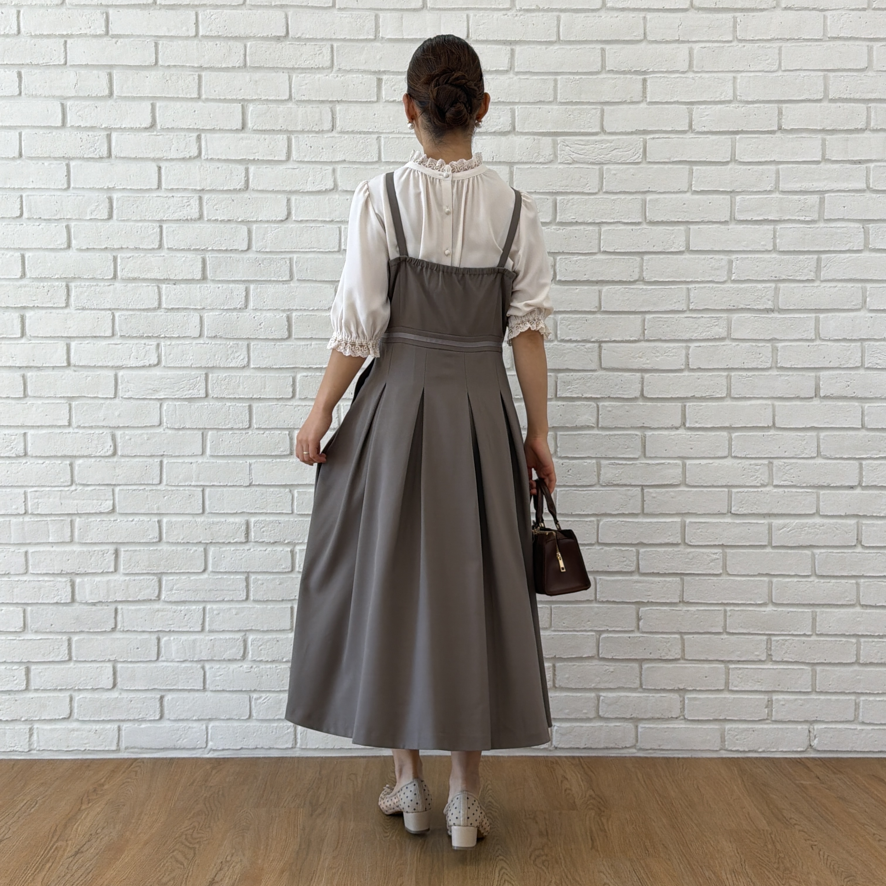 makiさんの「Couture brooch｜【大人上品・前後2WAY】エンブロレース 5分袖ブラウス【洗濯機可】」を使ったコーディネート