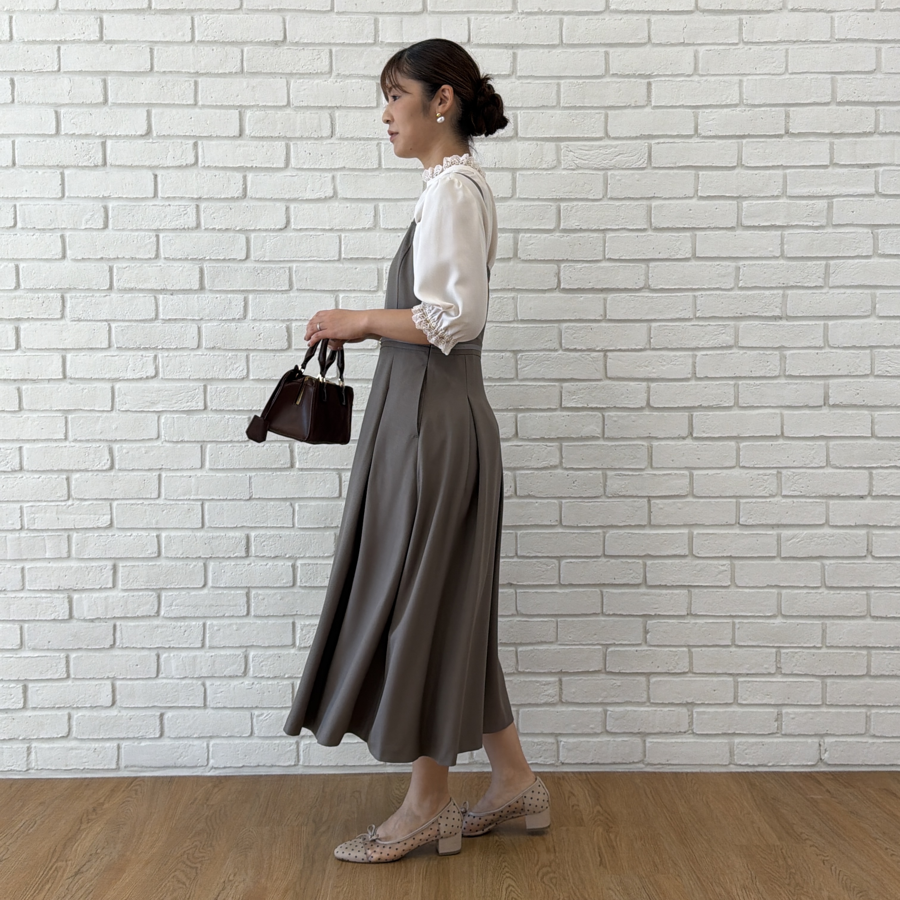 makiさんの「Couture brooch｜【大人上品・前後2WAY】エンブロレース 5分袖ブラウス【洗濯機可】」を使ったコーディネート