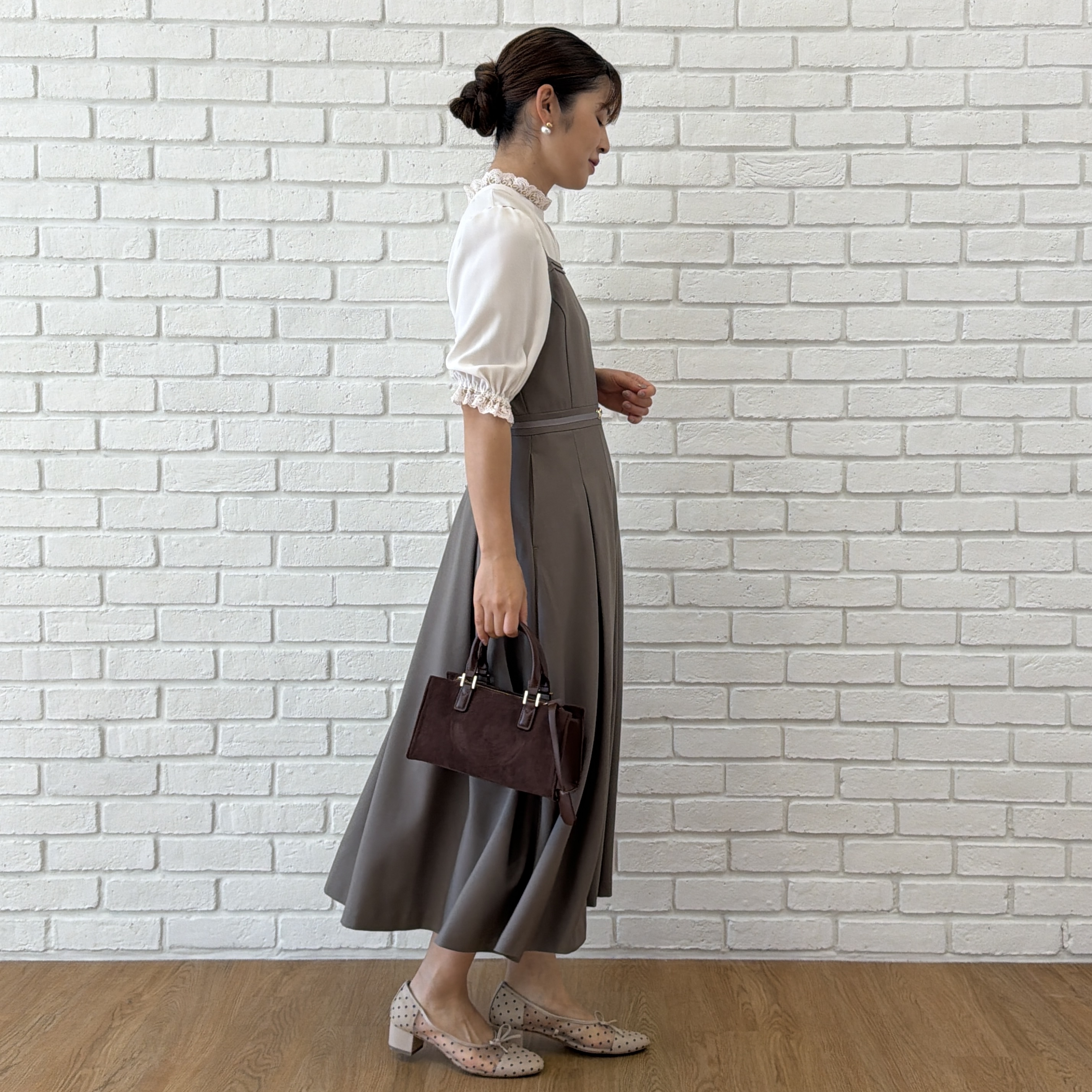 makiさんの「Couture brooch｜【大人上品・前後2WAY】エンブロレース 5分袖ブラウス【洗濯機可】」を使ったコーディネート