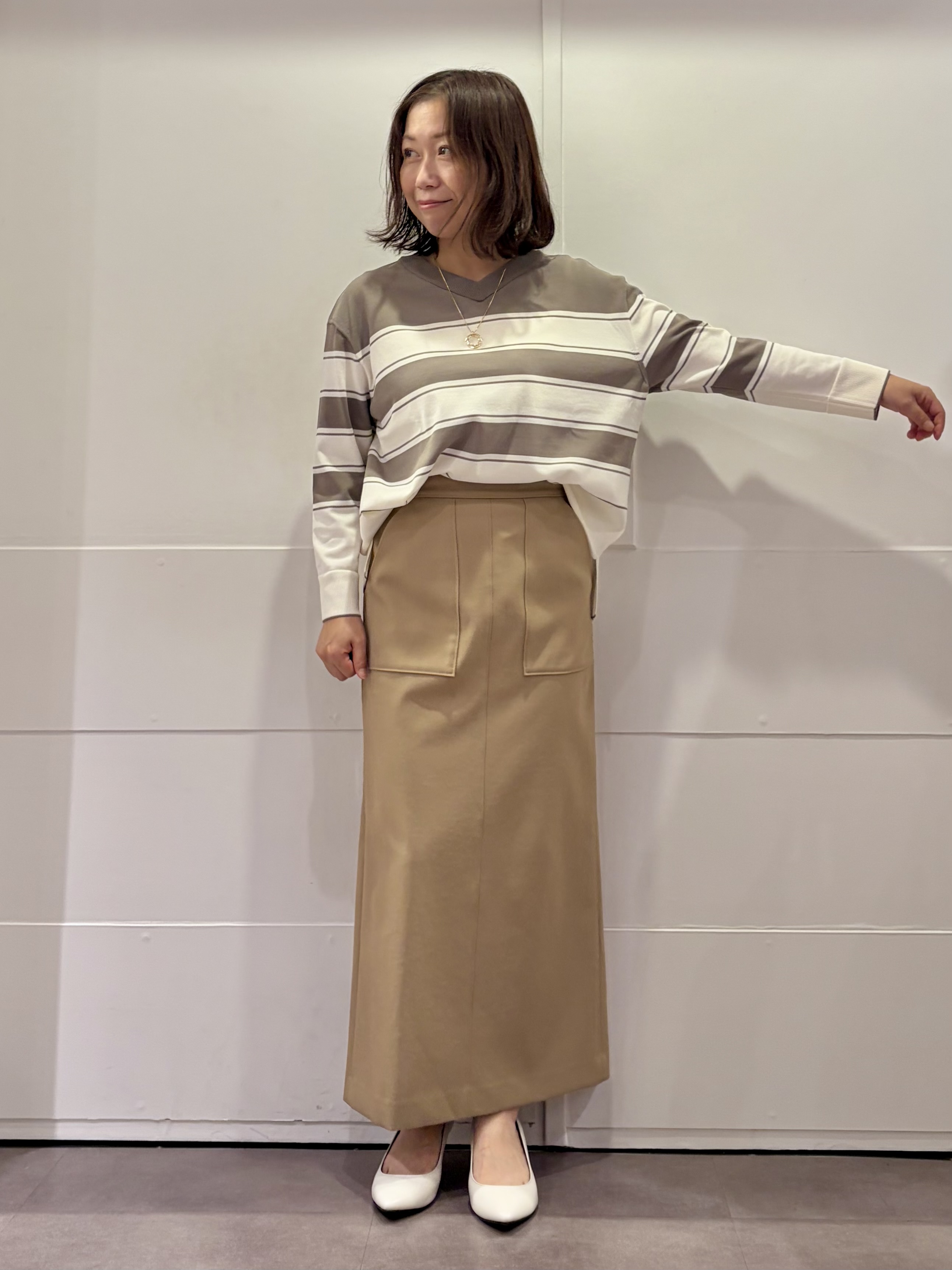 TOKOさんの「UNTITLED｜ドライタッチVネックニットプルオーバー」を使ったコーディネート