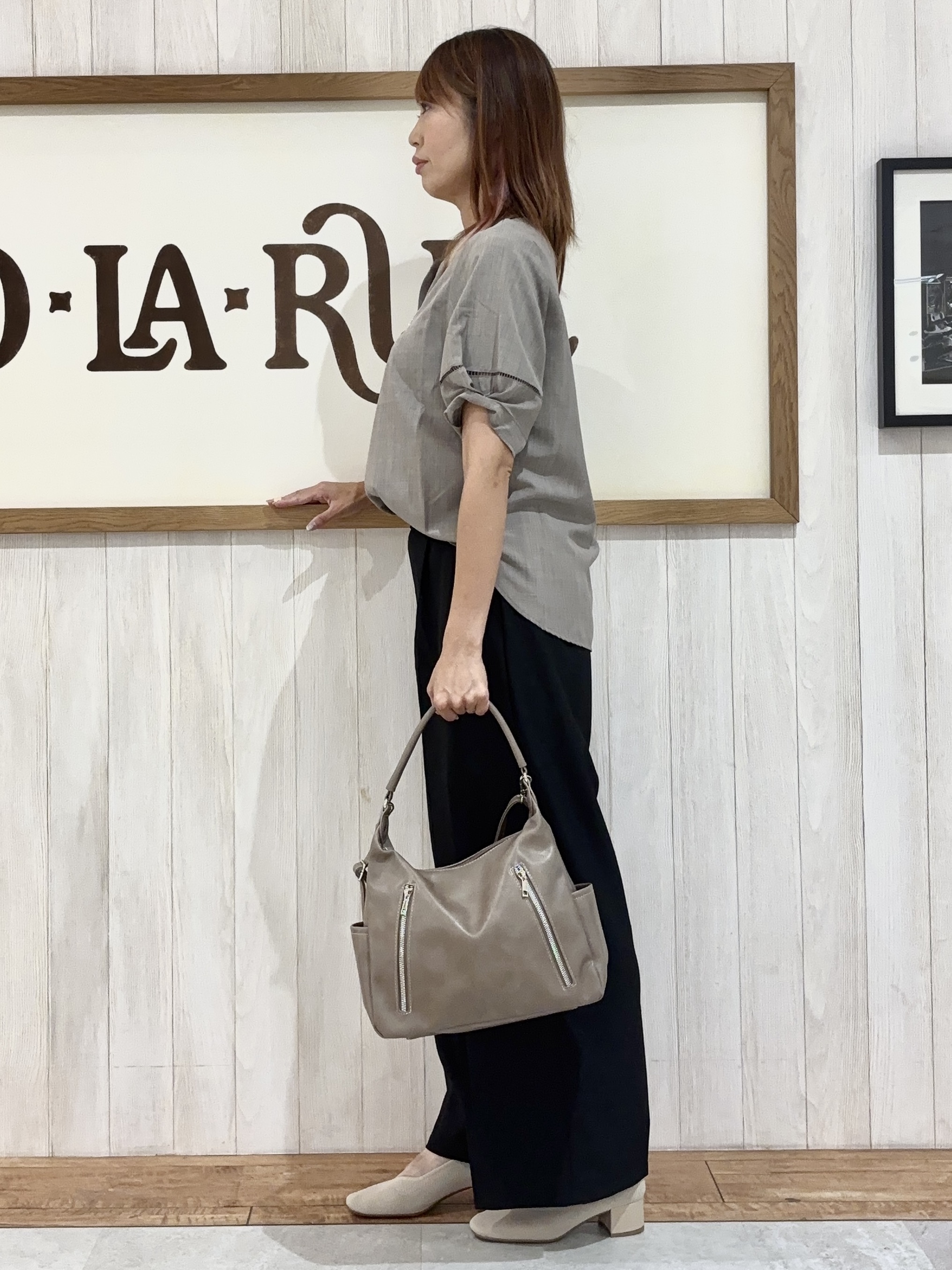 みきぽんさんの「SHOO･LA･RUE｜【洗濯後しわになりにくい/インせずきまる】お袖のハシゴレースで涼やかに 麻調スキッパーブラウス」を使ったコーディネート