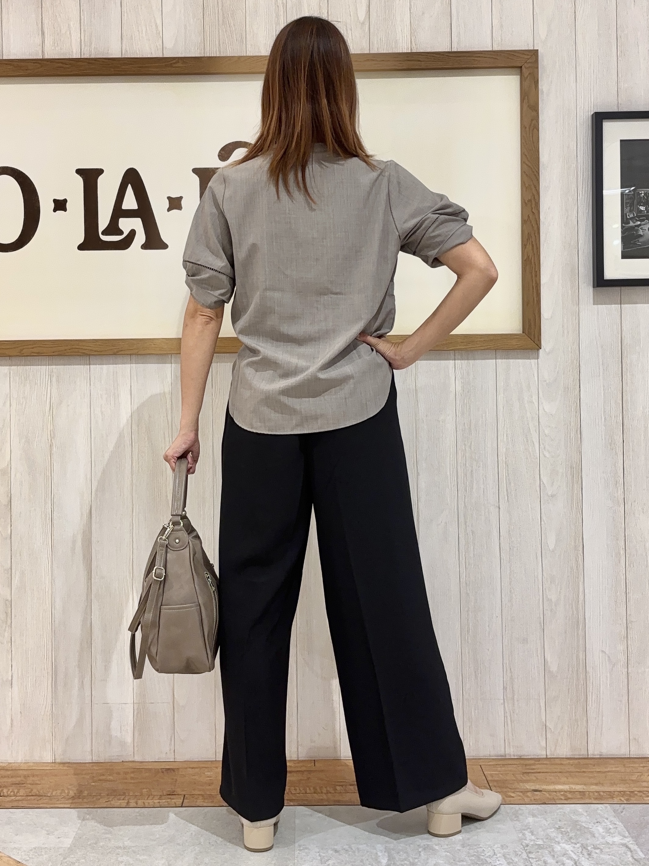 みきぽんさんの「SHOO･LA･RUE｜【洗濯後しわになりにくい/インせずきまる】お袖のハシゴレースで涼やかに 麻調スキッパーブラウス」を使ったコーディネート