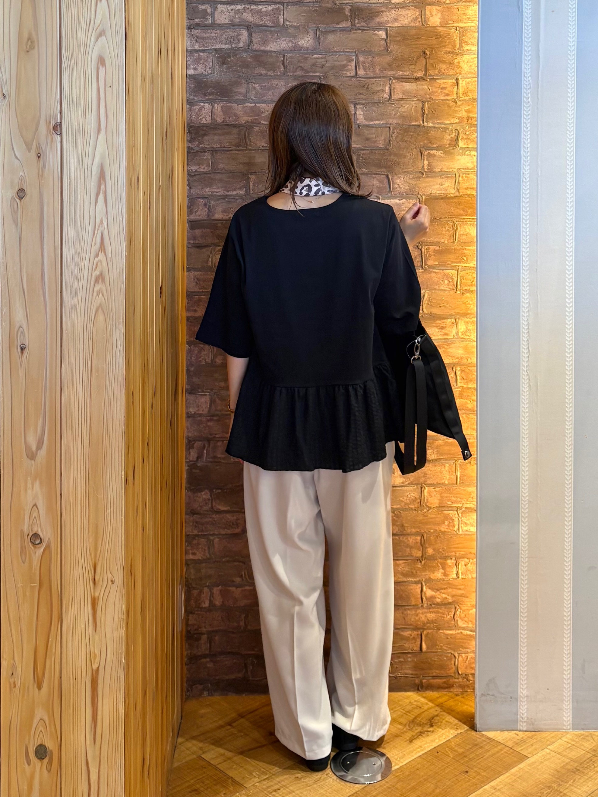 mieさんの「SHOO･LA･RUE｜【S-LL】自然に体型カバー 裾切替 ペプラム刺繍Tシャツ」を使ったコーディネート