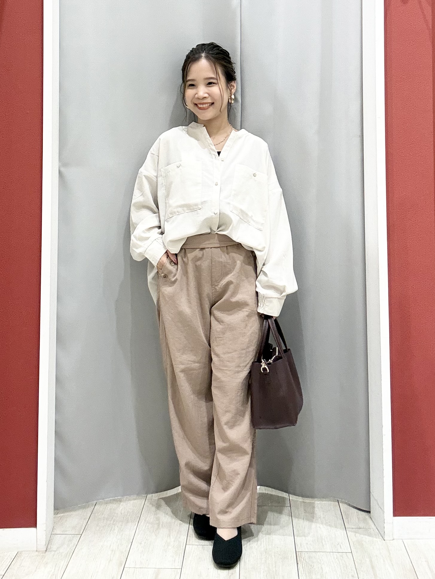 shioさんの「SHOO･LA･RUE｜【洗濯後しわになりにくい/S-LL】キーネック金ボタンポケットシャツ」を使ったコーディネート