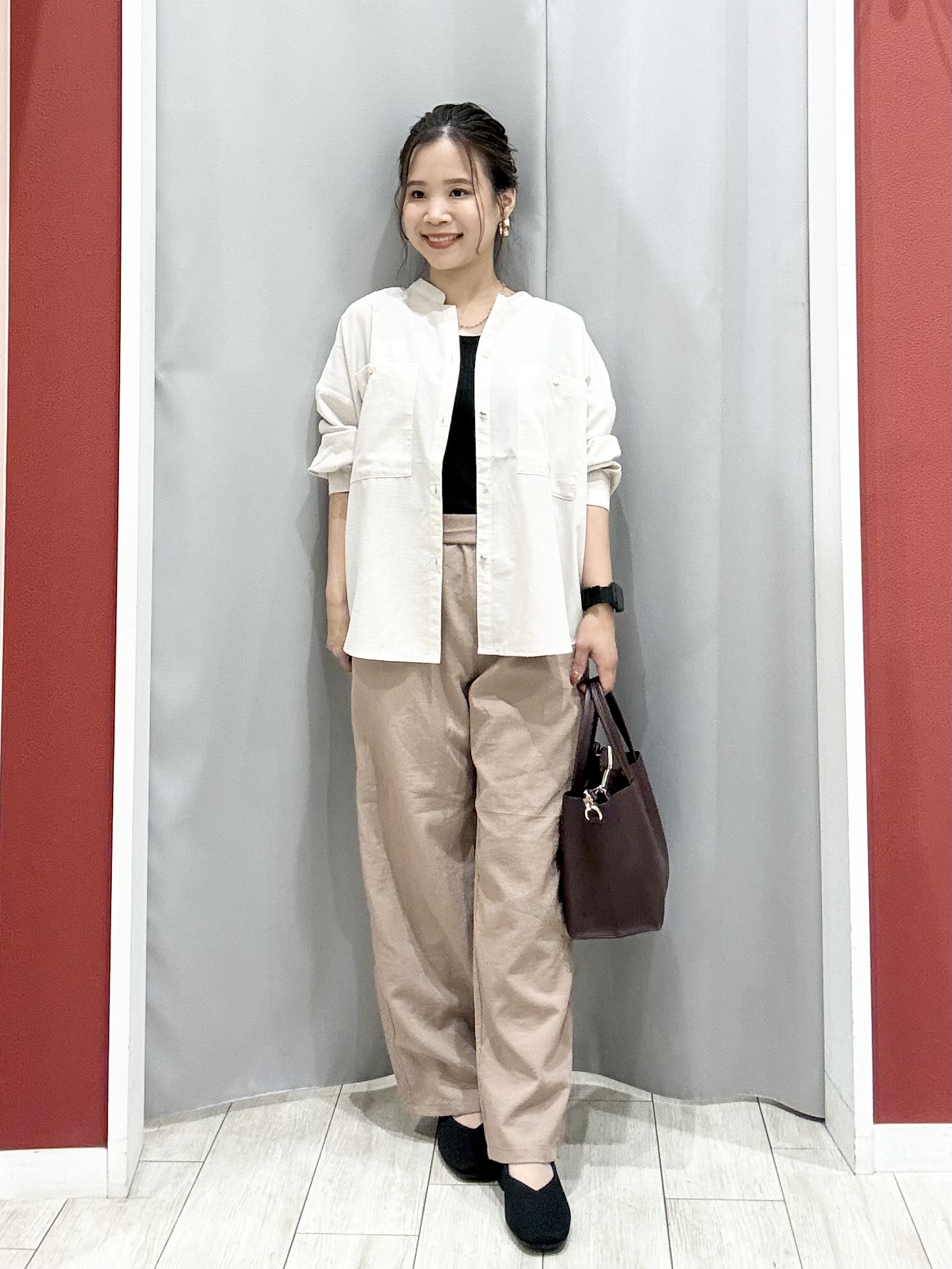 shioさんの「SHOO･LA･RUE｜【洗濯後しわになりにくい/S-LL】キーネック金ボタンポケットシャツ」を使ったコーディネート