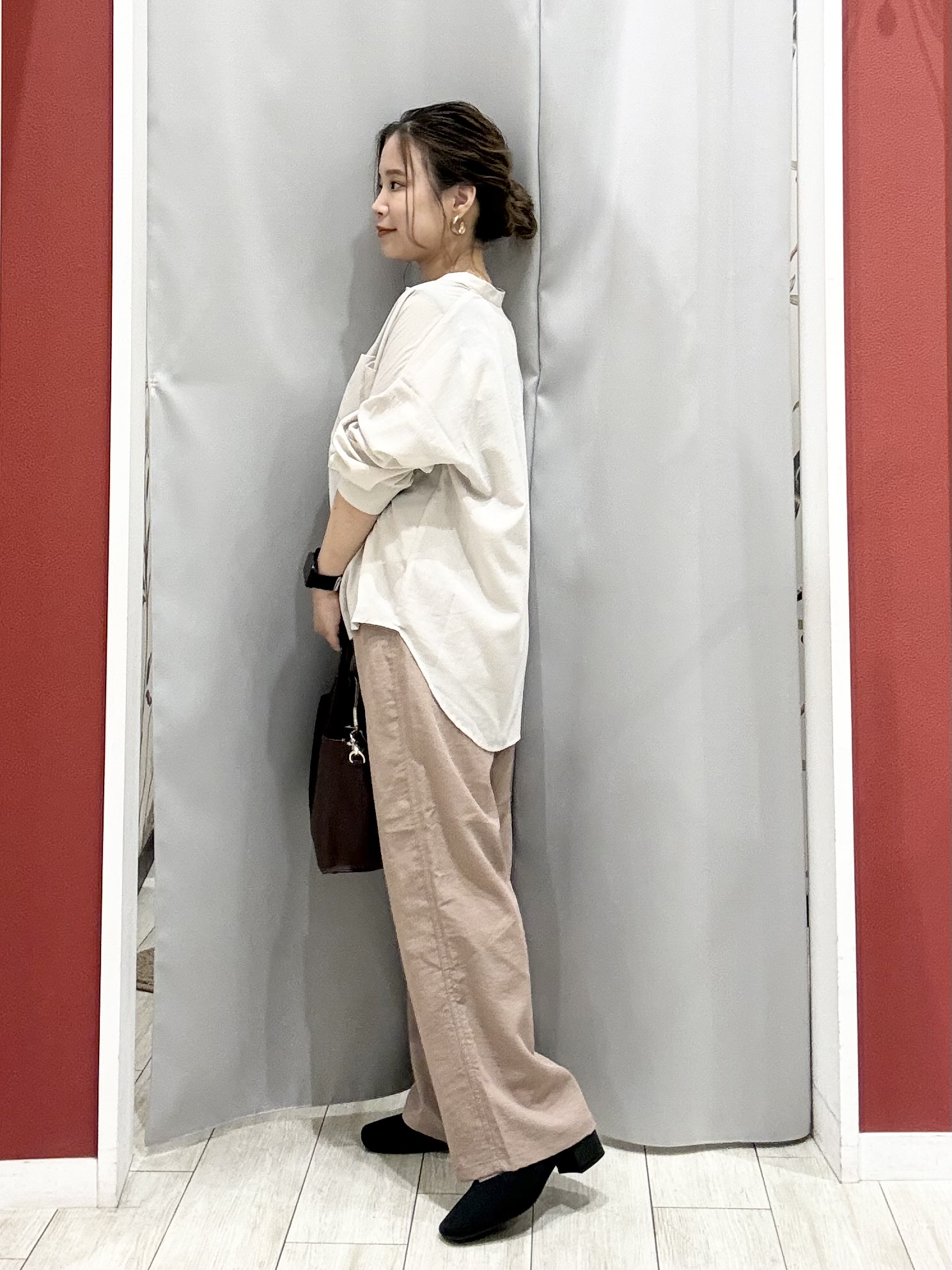 shioさんの「SHOO･LA･RUE｜【洗濯後しわになりにくい/S-LL】キーネック金ボタンポケットシャツ」を使ったコーディネート