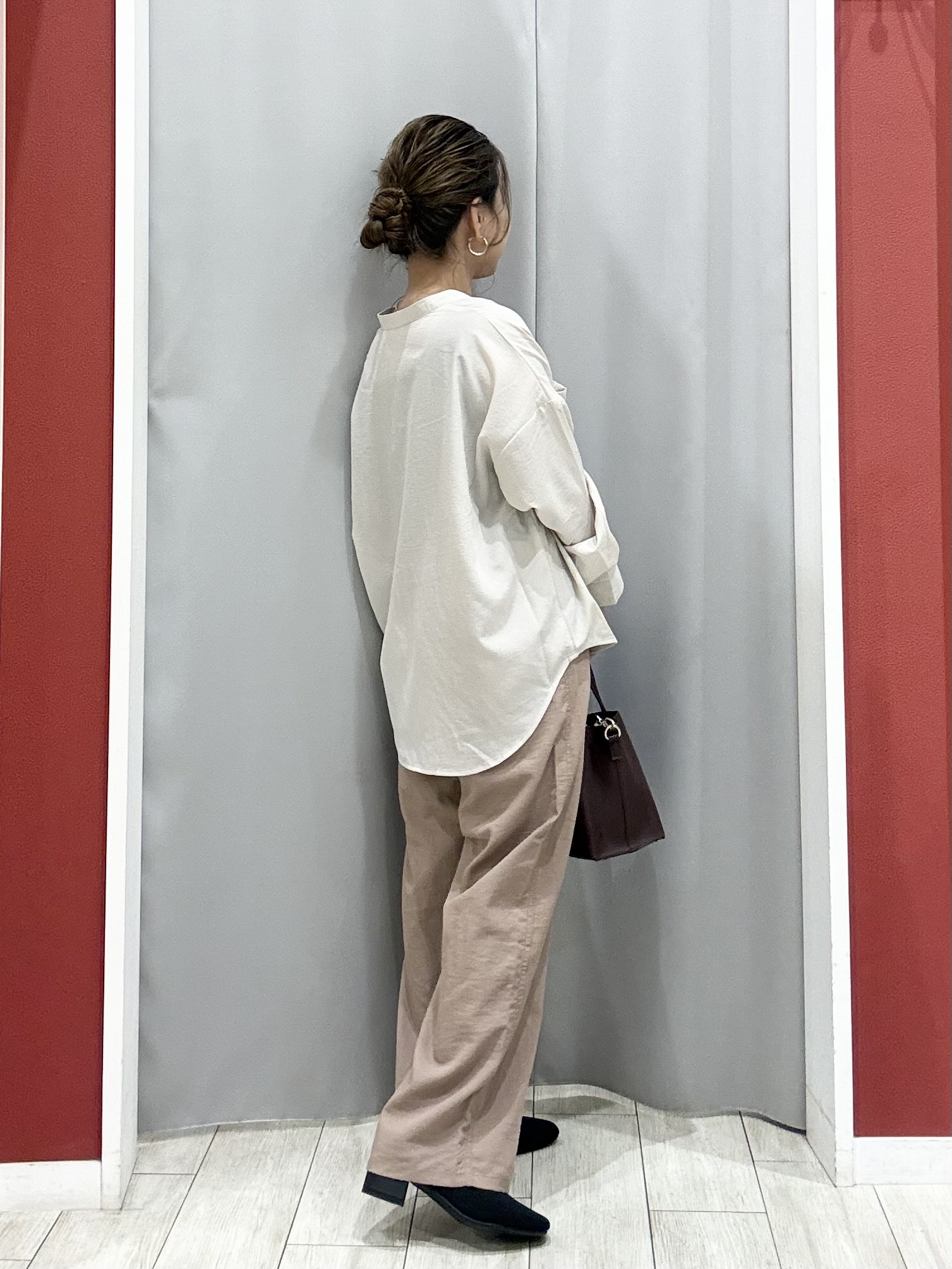 shioさんの「SHOO･LA･RUE｜【洗濯後しわになりにくい/S-LL】キーネック金ボタンポケットシャツ」を使ったコーディネート