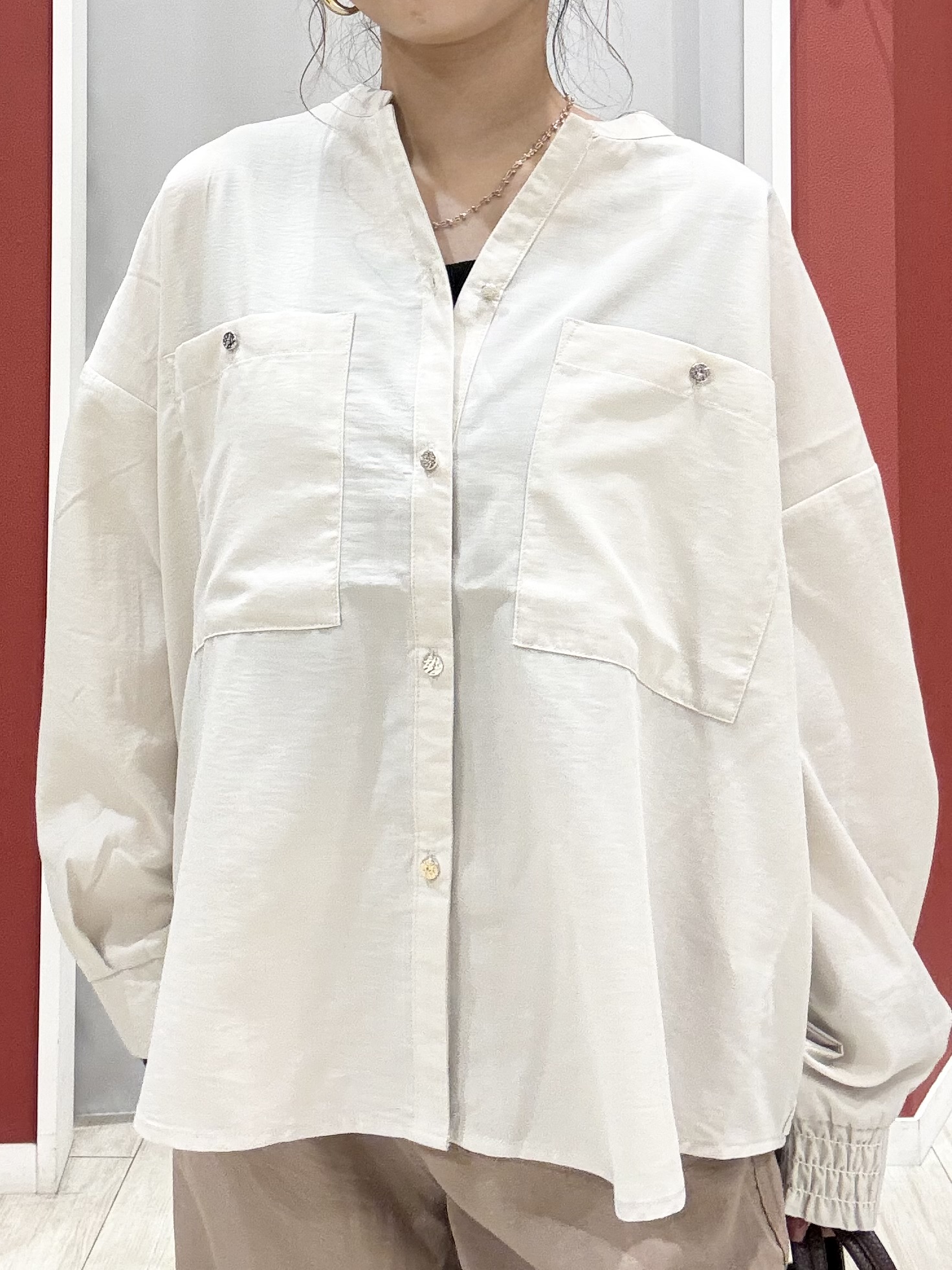 shioさんの「SHOO･LA･RUE｜【洗濯後しわになりにくい/S-LL】キーネック金ボタンポケットシャツ」を使ったコーディネート